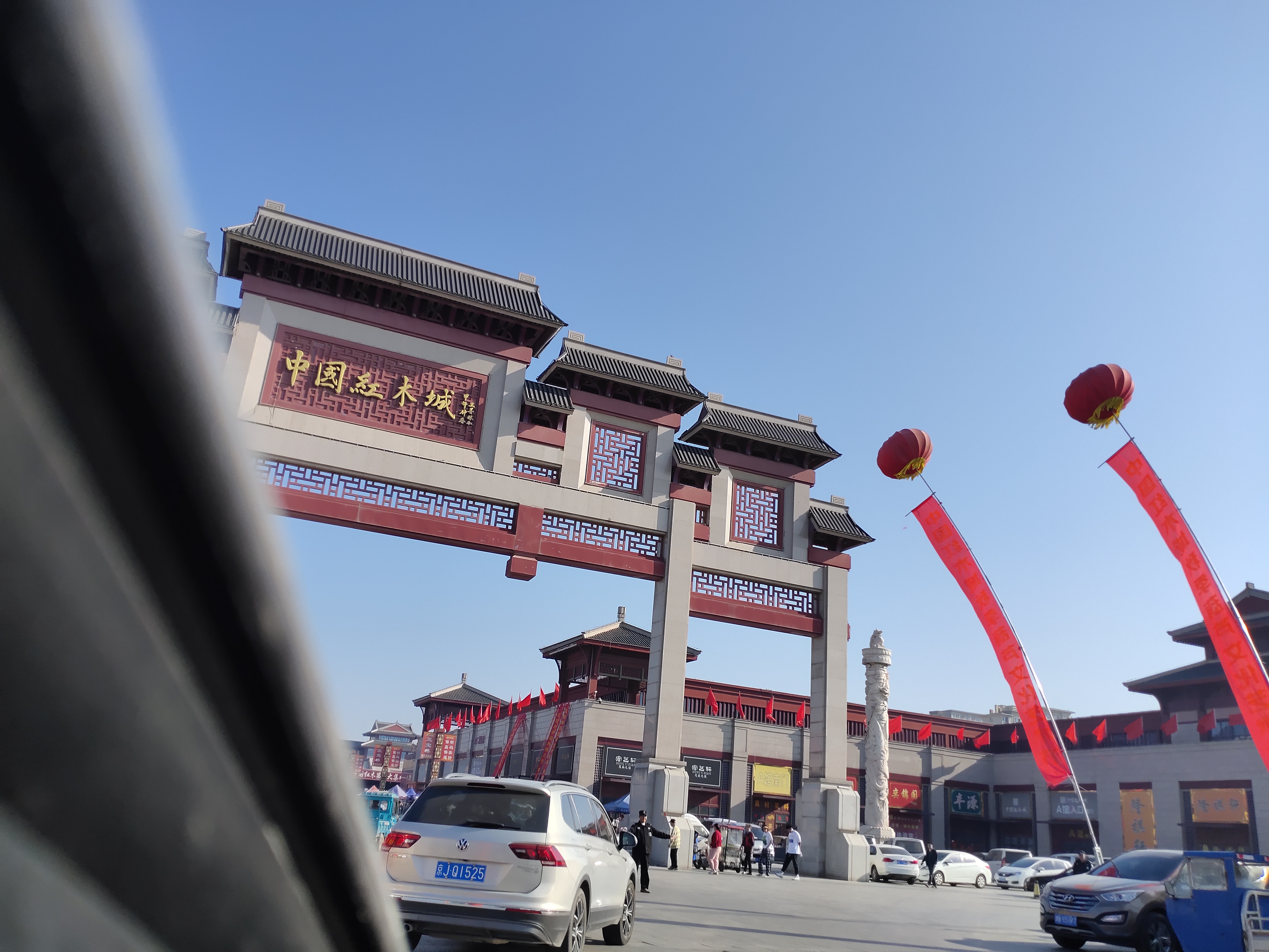 走进红木市场,眼前繁华热闹的景象令人惊叹.