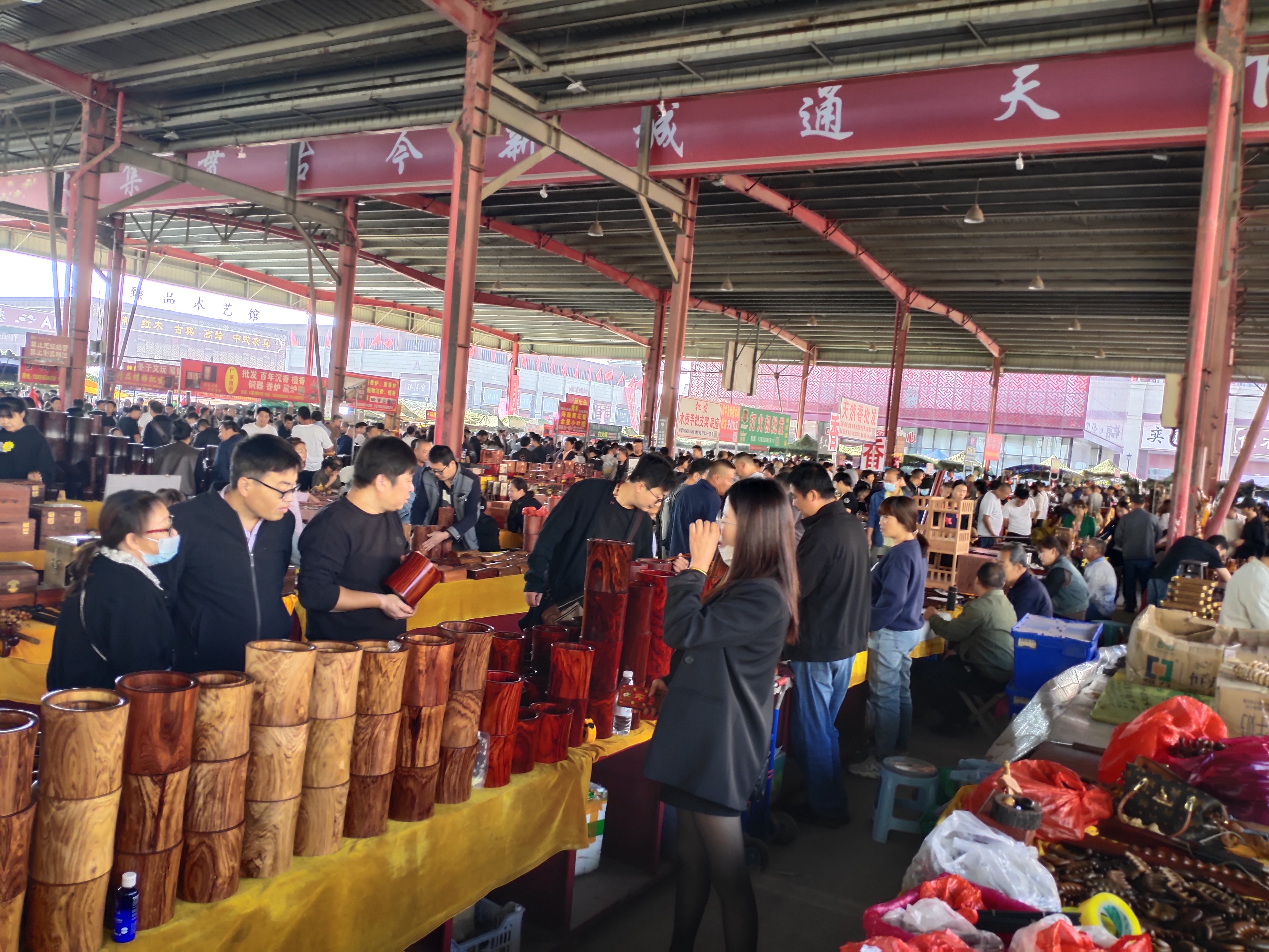 走进红木市场,眼前繁华热闹的景象令人惊叹.