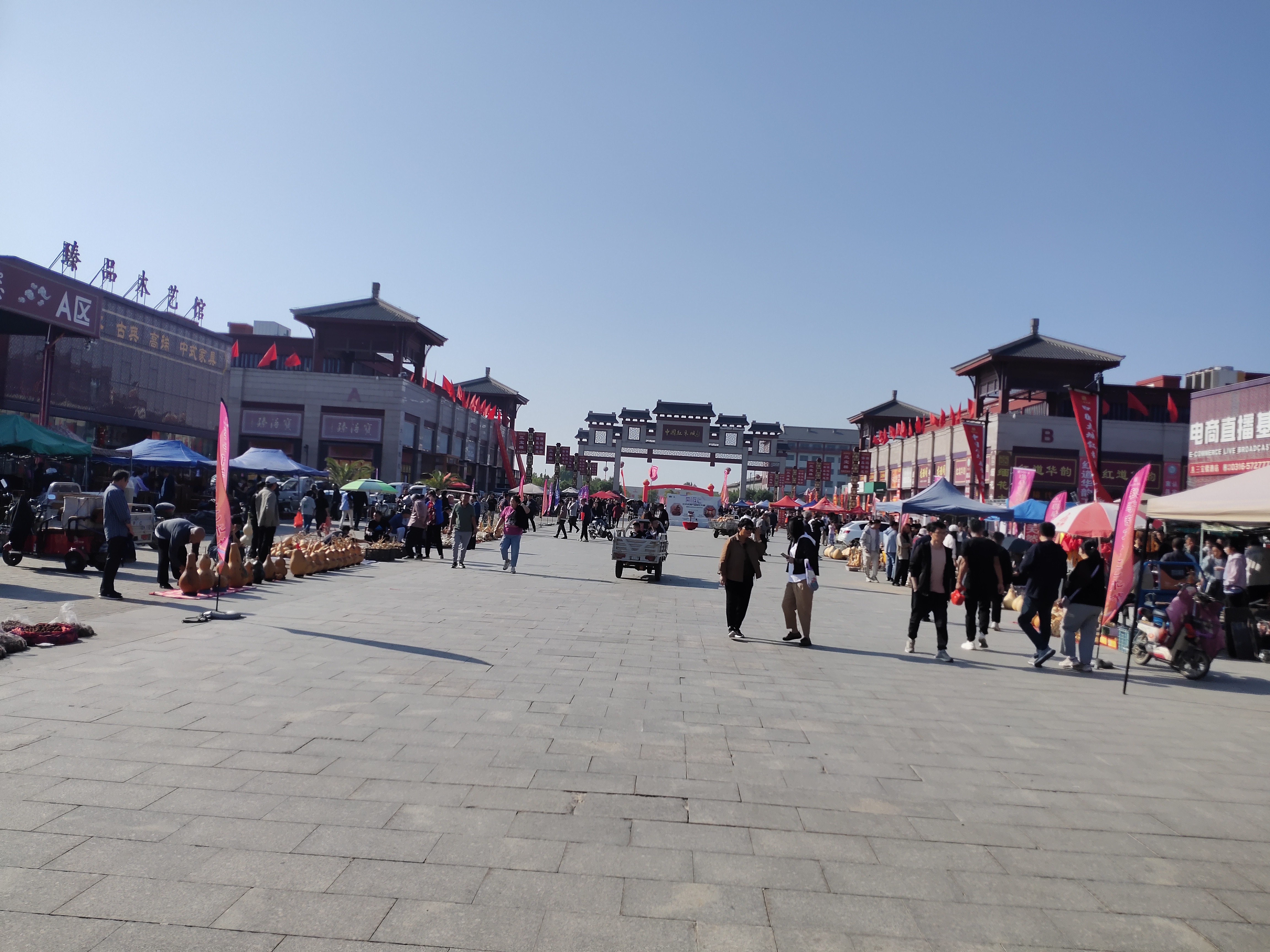走进红木市场,眼前繁华热闹的景象令人惊叹.