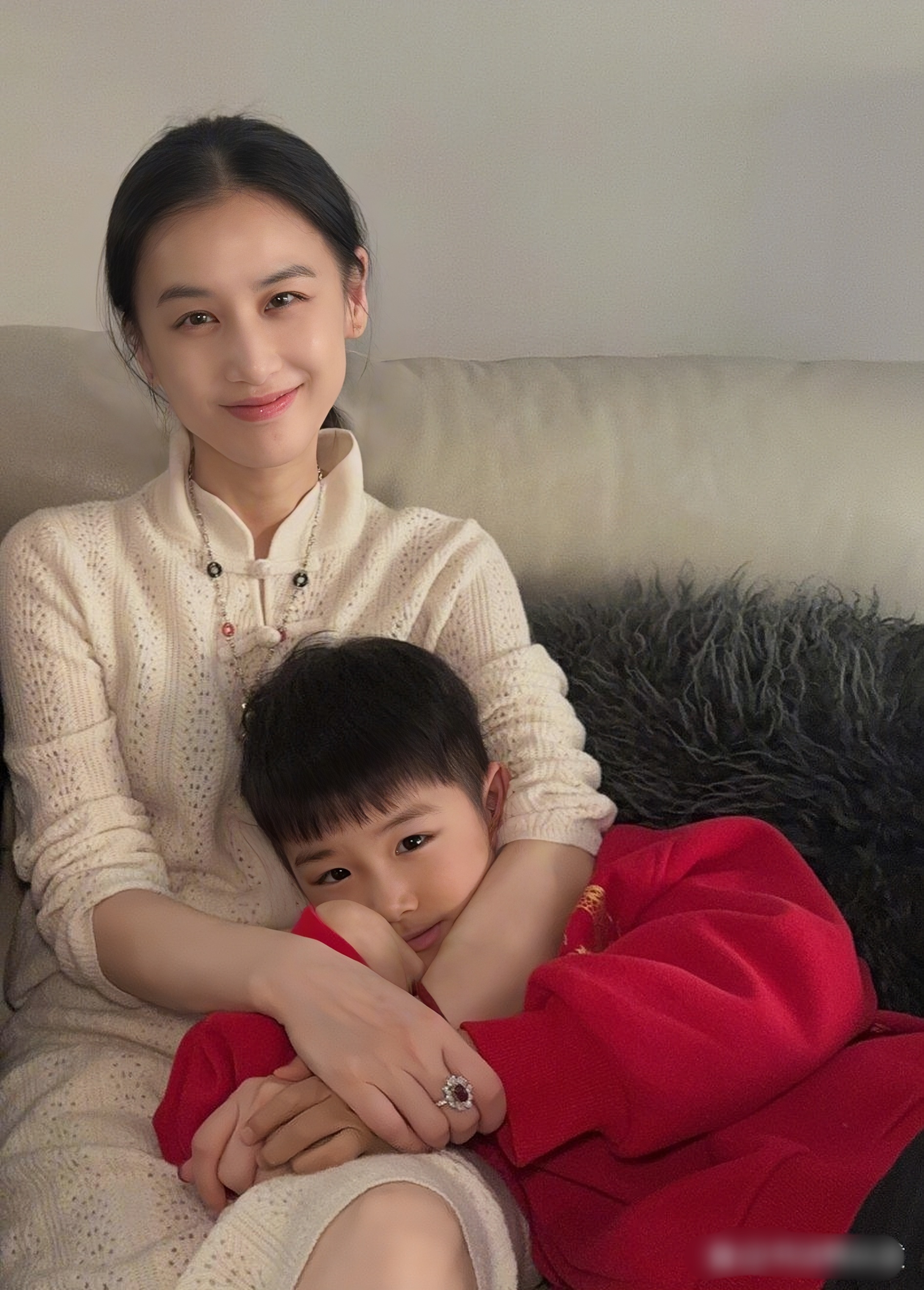 黄圣依与两儿子像姐弟比较多吧  黄圣依晒和两个儿子的合照,眼睛会笑