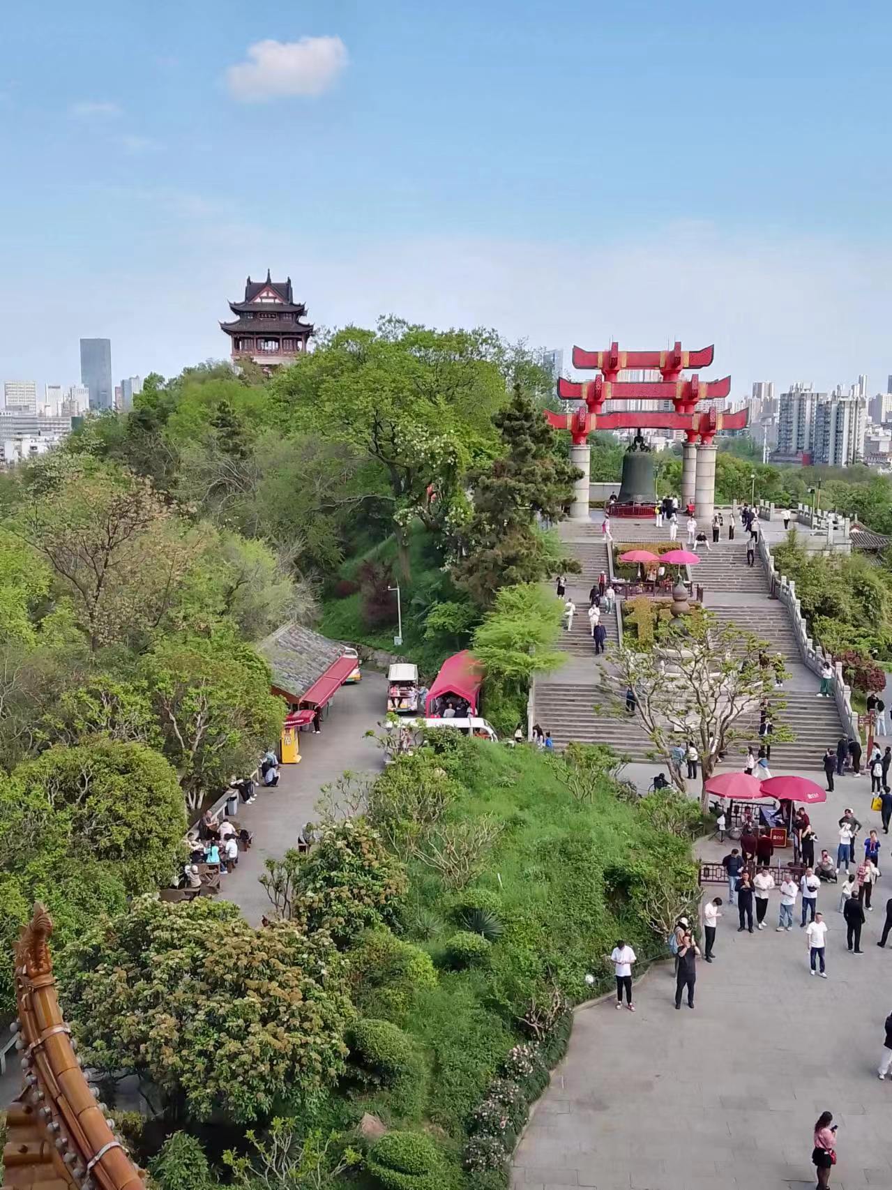 登上黄鹤楼,"楚天极目",览江城风光,感受历史与现代交织