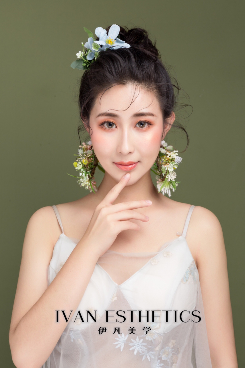 西安化妆学校# #伊凡国际美妆学院# 甜美的笑容加上淡雅的妆容使模特