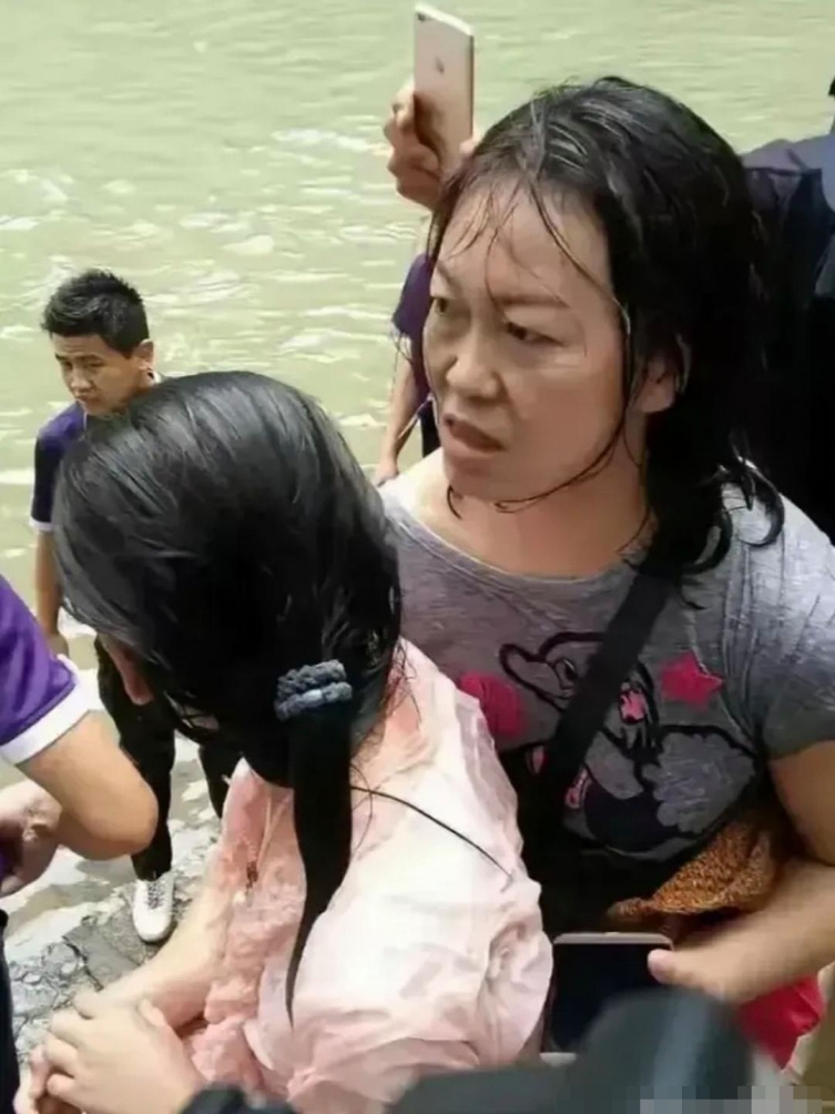 可让人惊掉下巴的是,大哥救完人后游泳时裤子不见