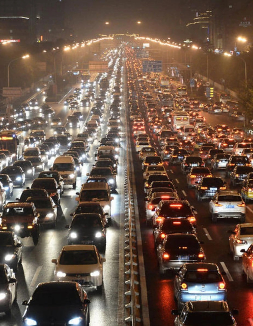 五一假期来临,壮观的堵车场面再次在各地出现.