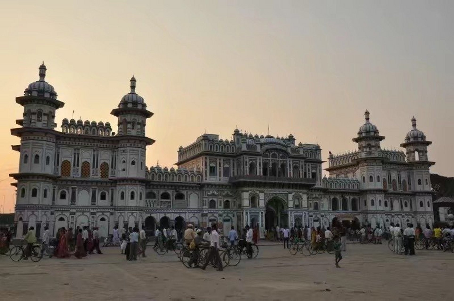 贾纳基寺  贾纳克布尔是尼泊尔的城市