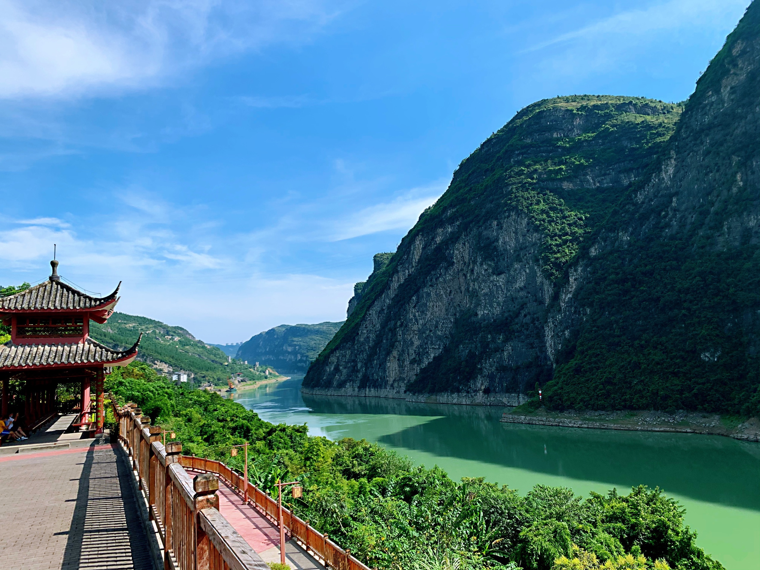 乌江赤壁观景台位于重