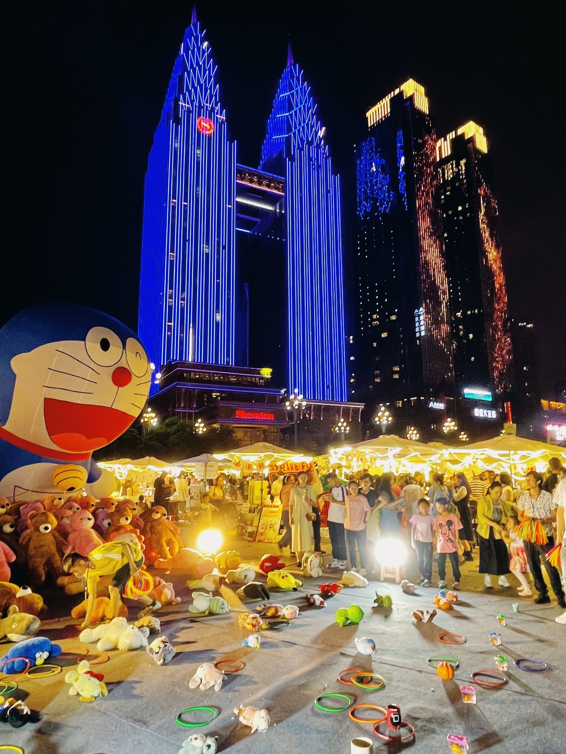 重庆南滨公园是一座位于重庆市南岸区南滨路长江外侧的开放式带状公园