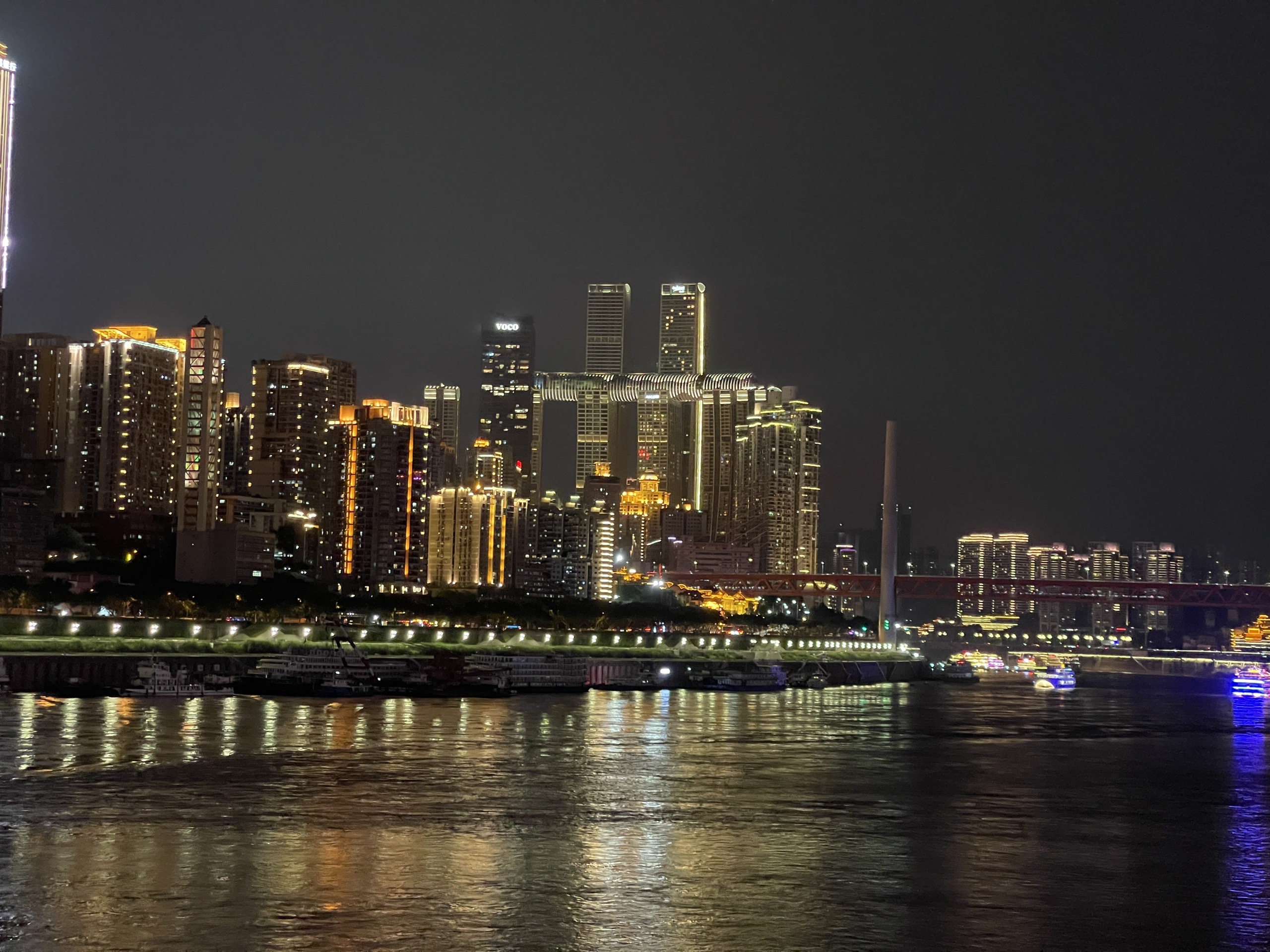 重庆南滨公园是一座位于重庆市南岸区南滨路长江外侧的开放式带状公园