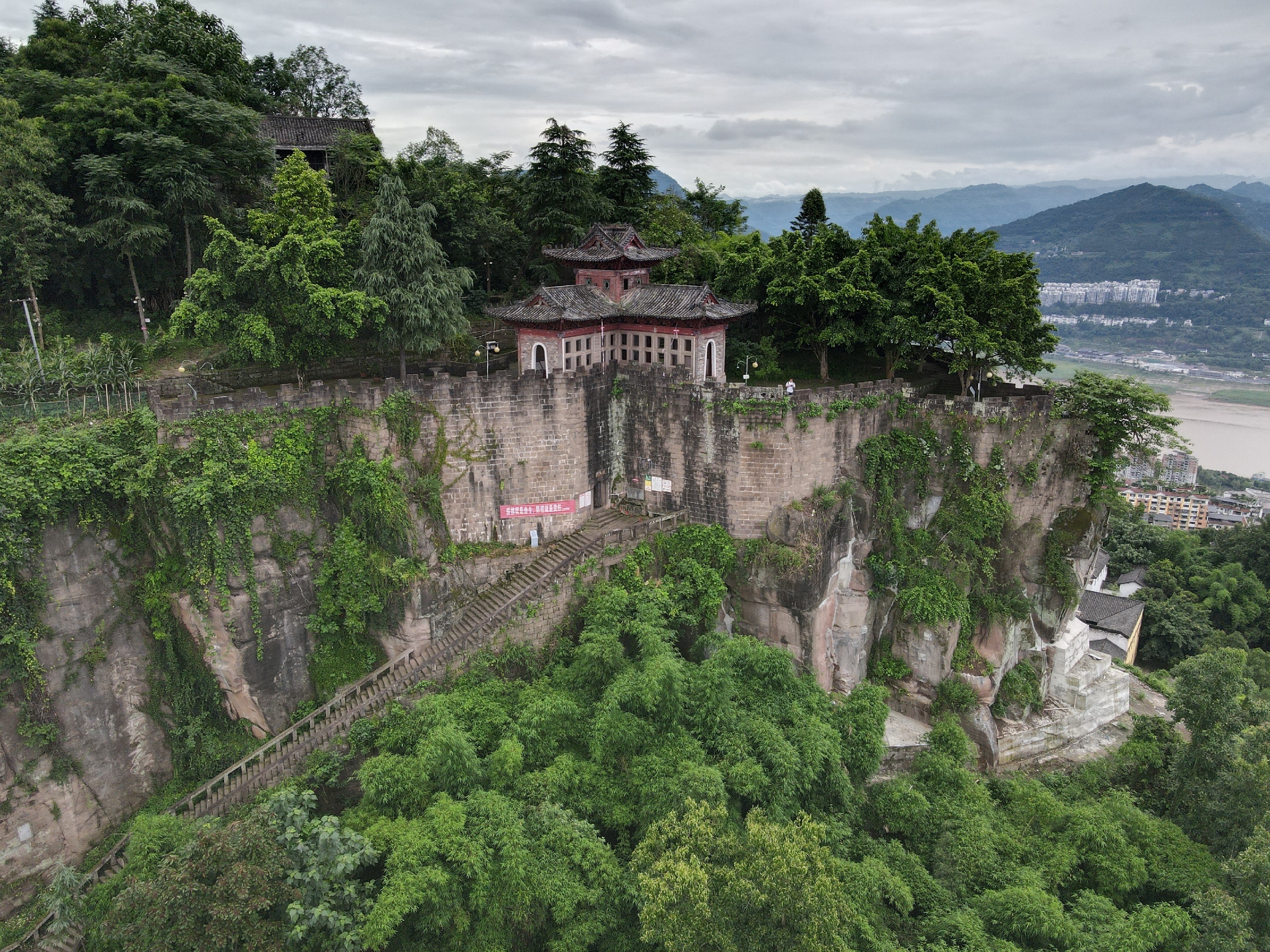 重庆云阳三峡梯城是一处集自然景观与人文景观于一体的旅游胜地,位于