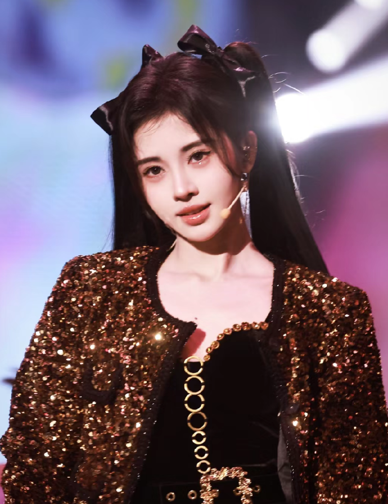 鞠婧祎跨年晚会两首歌的造型.