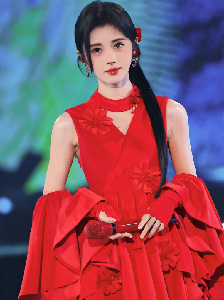 鞠婧祎跨年晚会两首歌的造型.