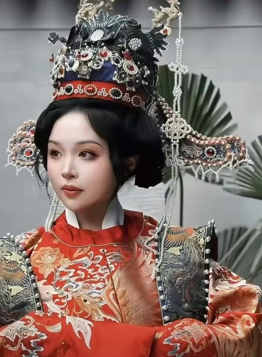 高手在民间,阿姨用鸡毛复刻凤冠超惊艳,一个星期从选材,绘图到组装