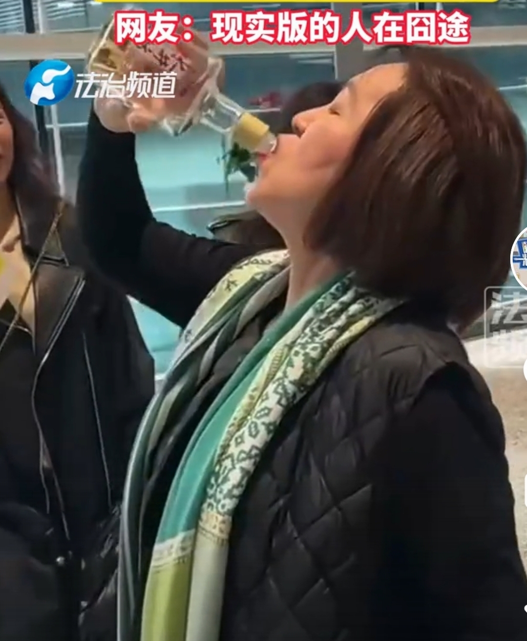网友们都担心喝多了上不了车,别担心能对瓶吹白酒的女将,铁定是海量