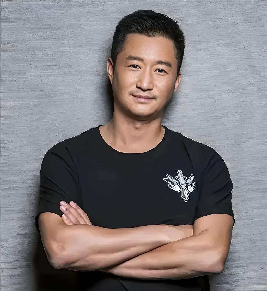 6月1日,环塔拉力赛收官,吴京成功完赛,还拿下ss9赛段t4组冠军