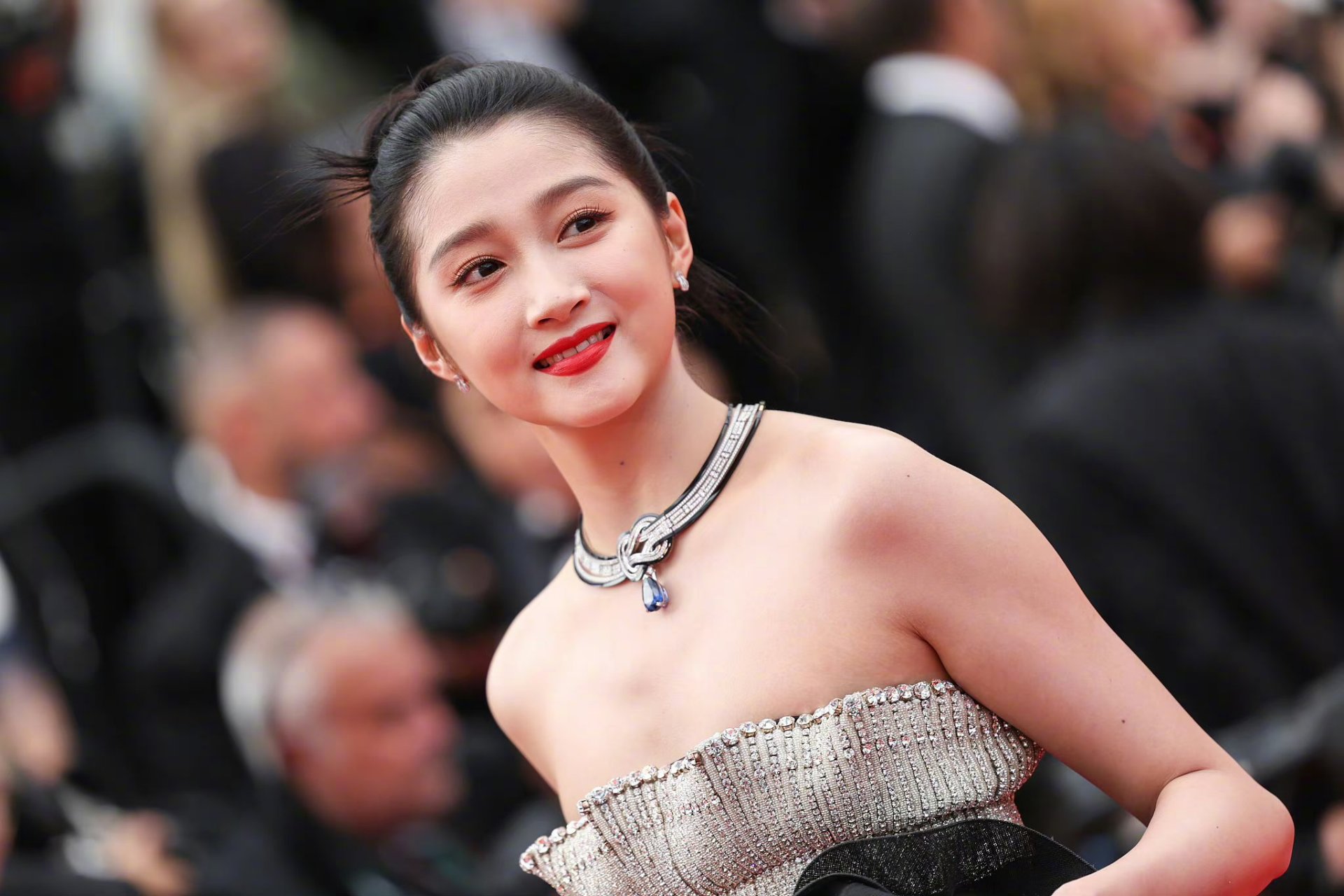 关晓彤在戛纳红毯的美照,自信,得体,成熟又大方.