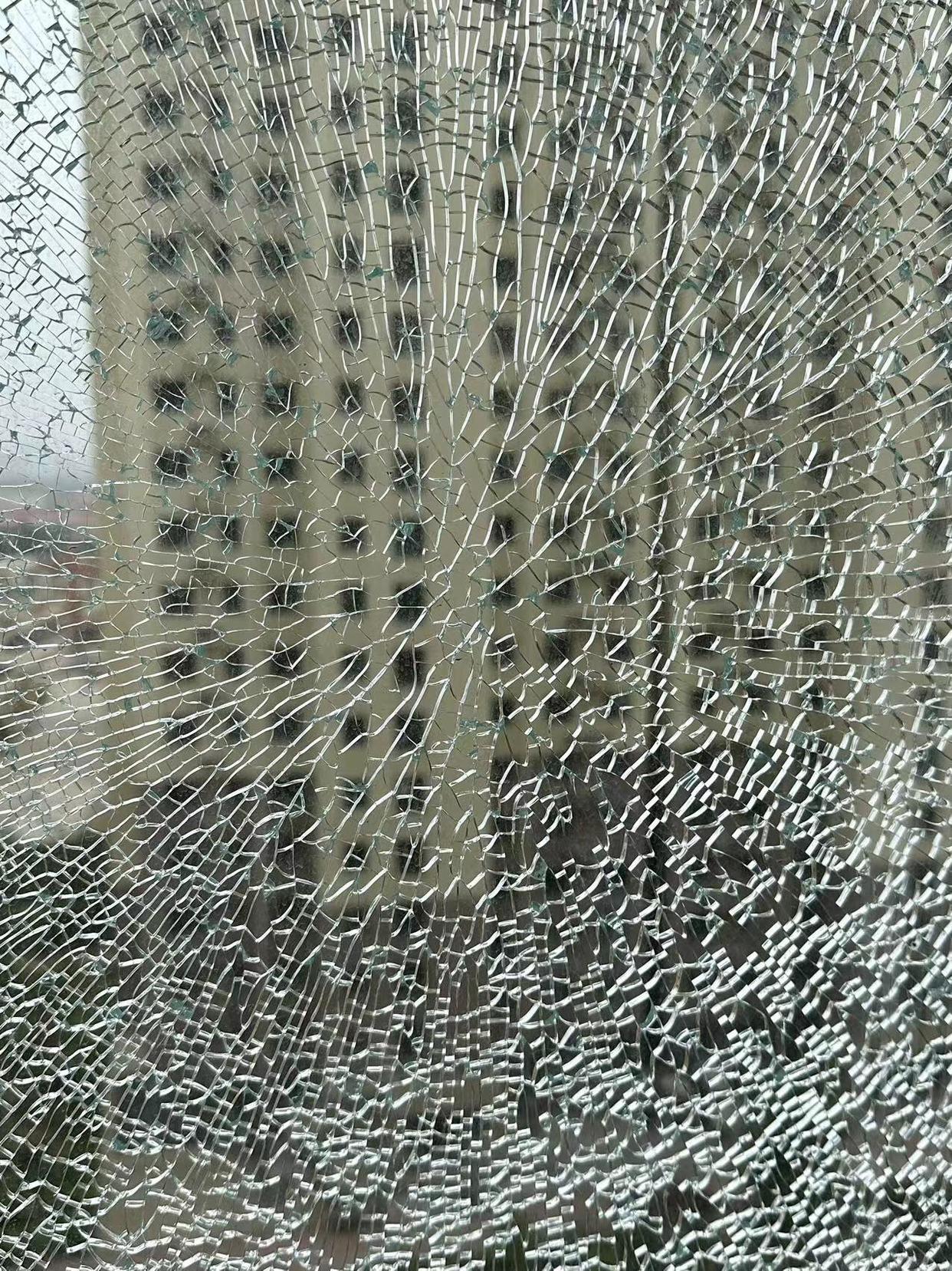 真的是见鬼了啊,好好的窗户玻璃,一早上起来就整块破碎了.