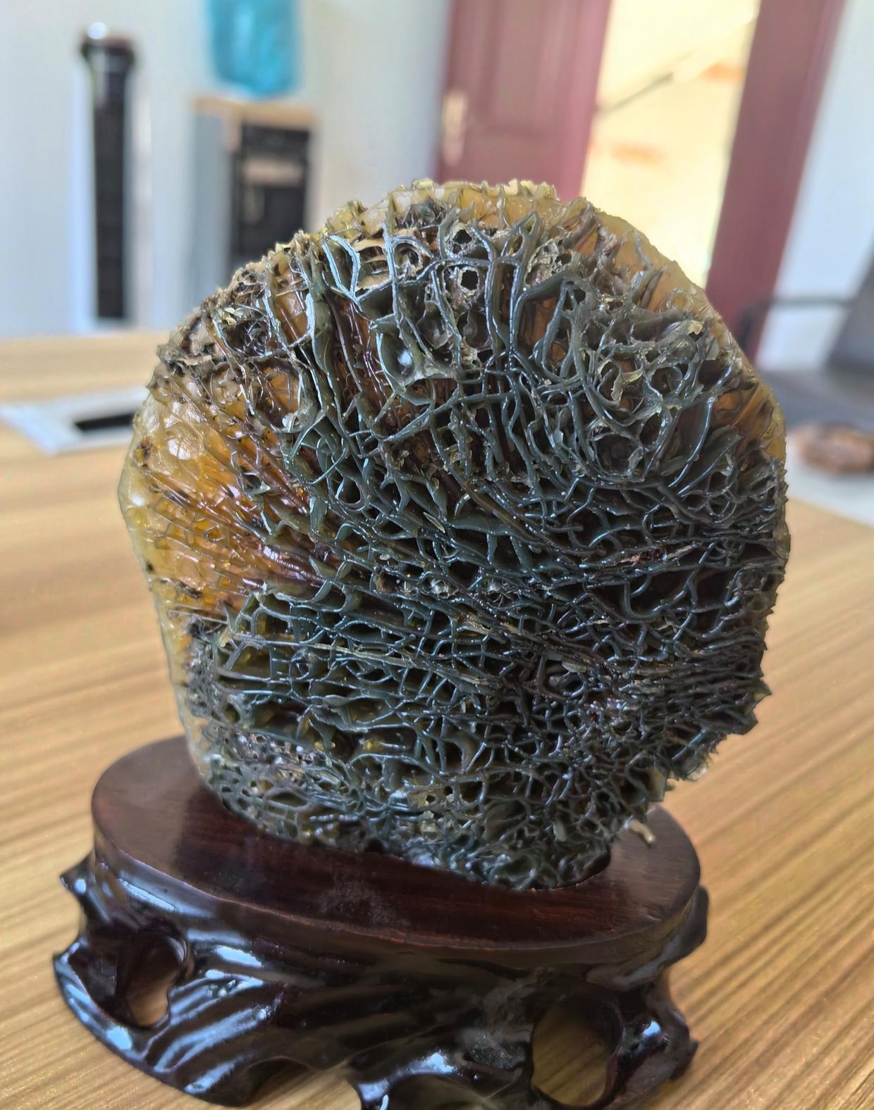 这块黑山玛瑙石头看上去纹路清晰,就犹如一副精致雕琢的画卷