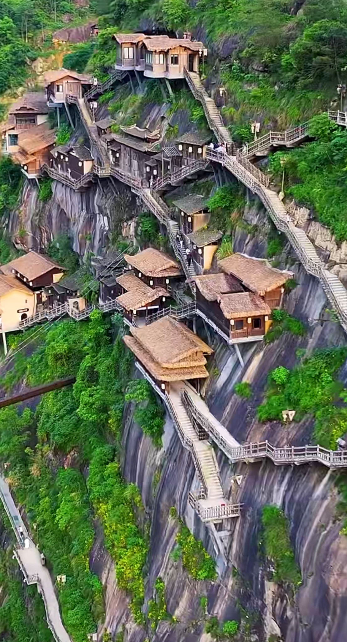 有看见过把别墅建到悬崖上的吗?