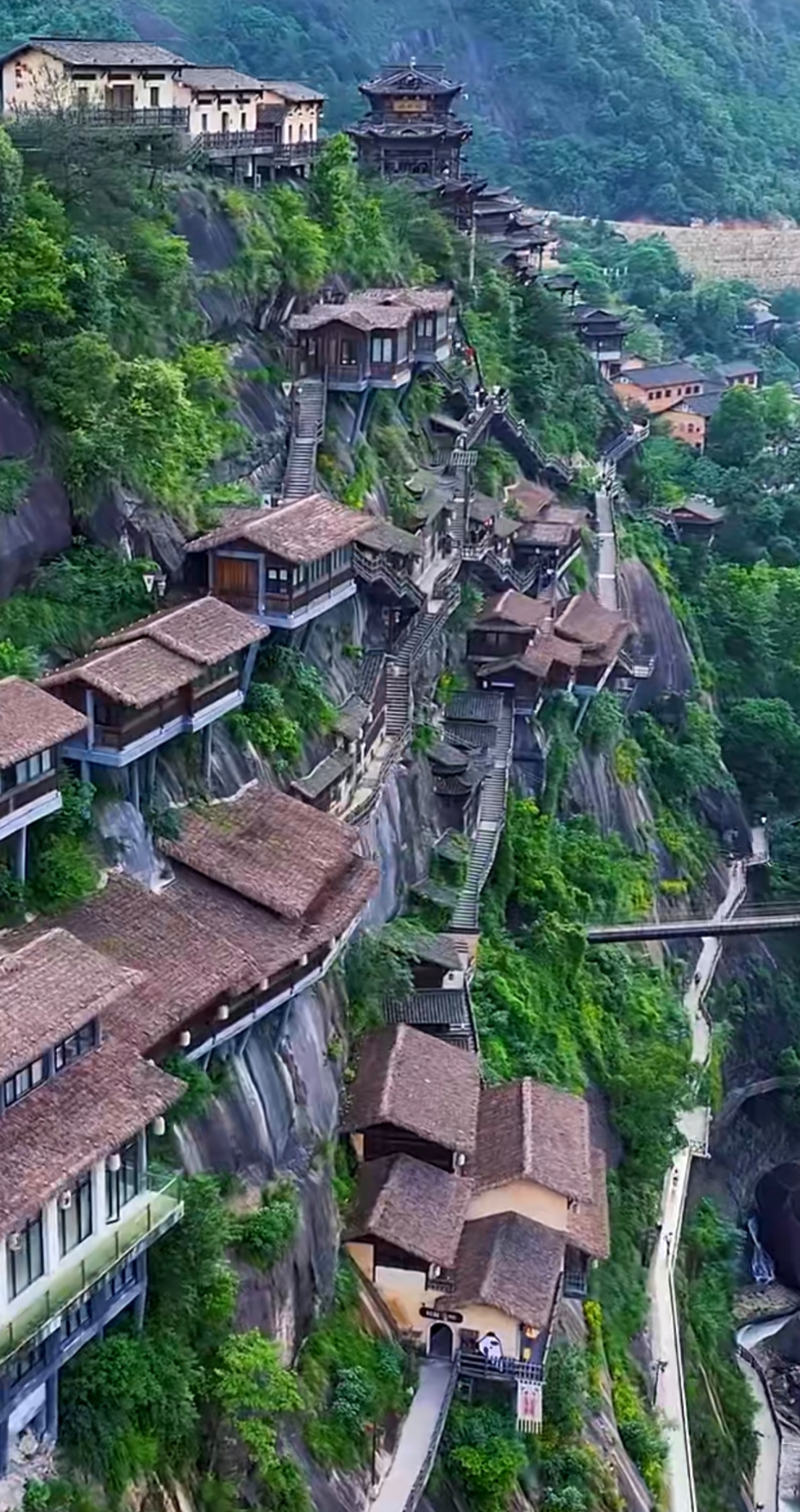 有看见过把别墅建到悬崖上的吗?