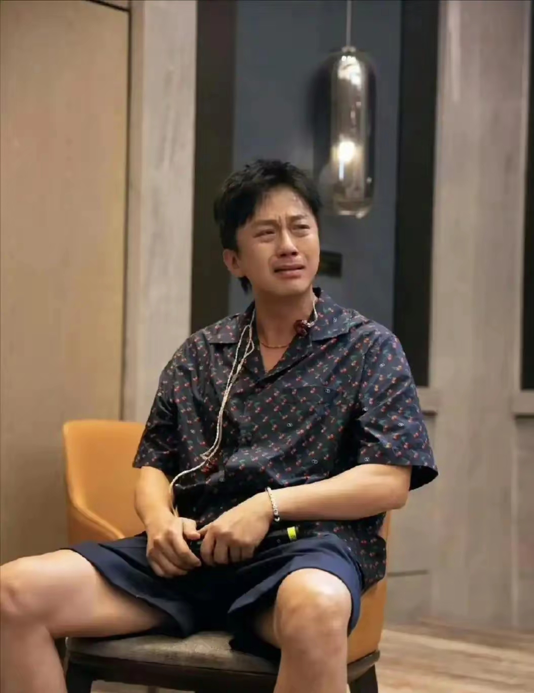 鹿晗暴瘦,邓超痛哭,背后竟是10亿违约金?