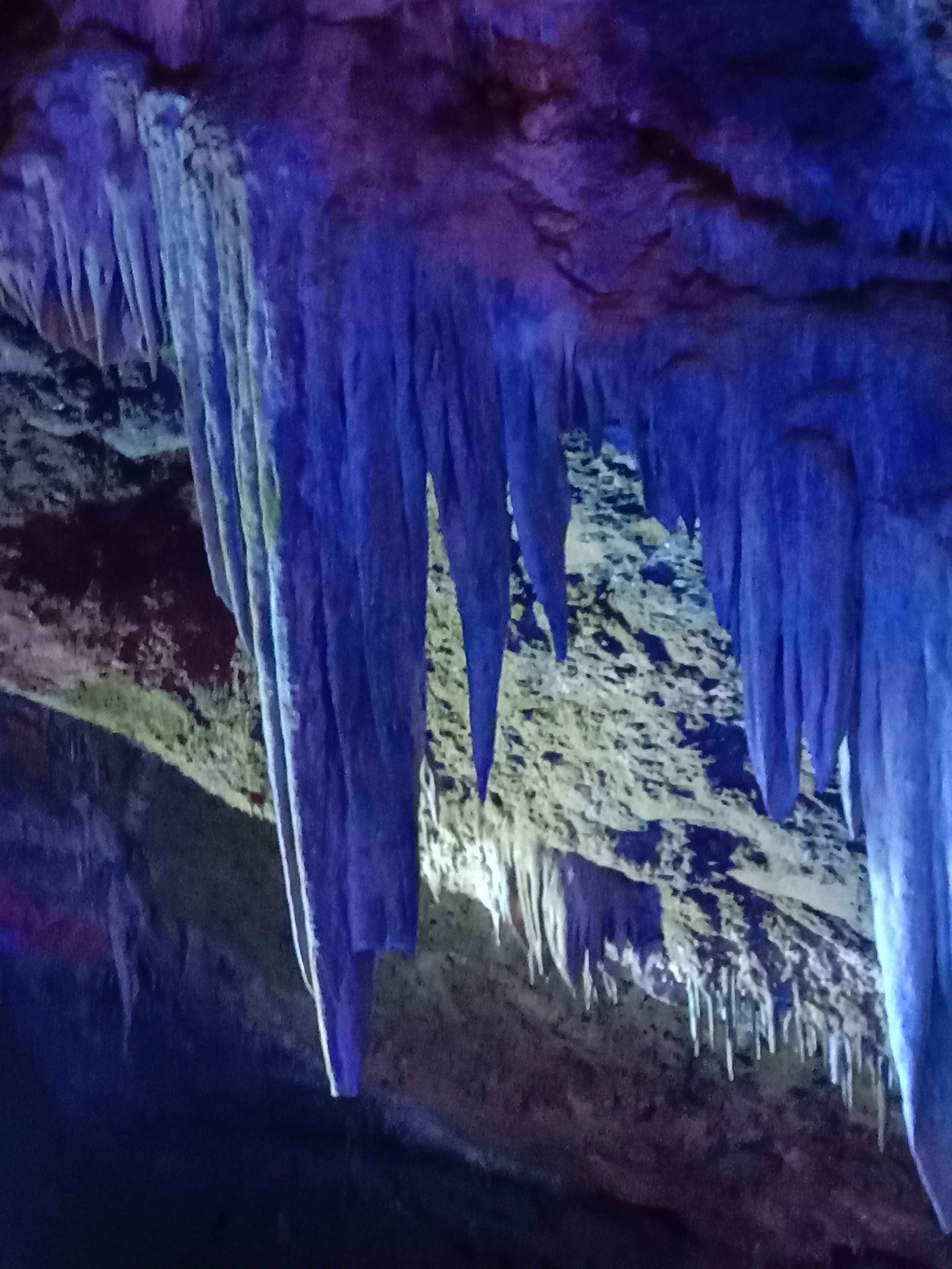 鸡冠洞是一处大型的石灰岩溶洞,属于喀斯特岩溶地貌