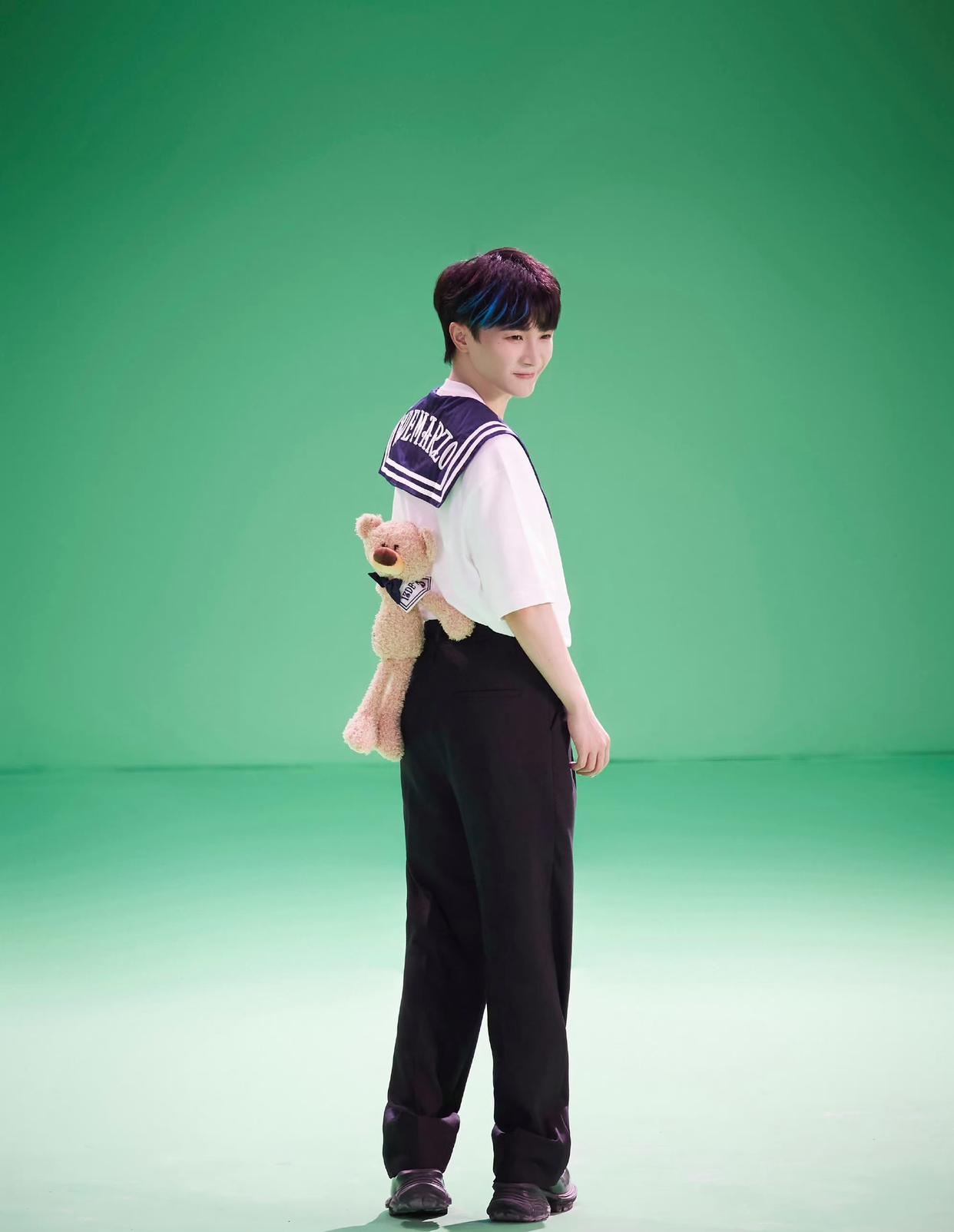 穿水手服的深深好可爱[温暖]#周深# #又被周深可爱到了