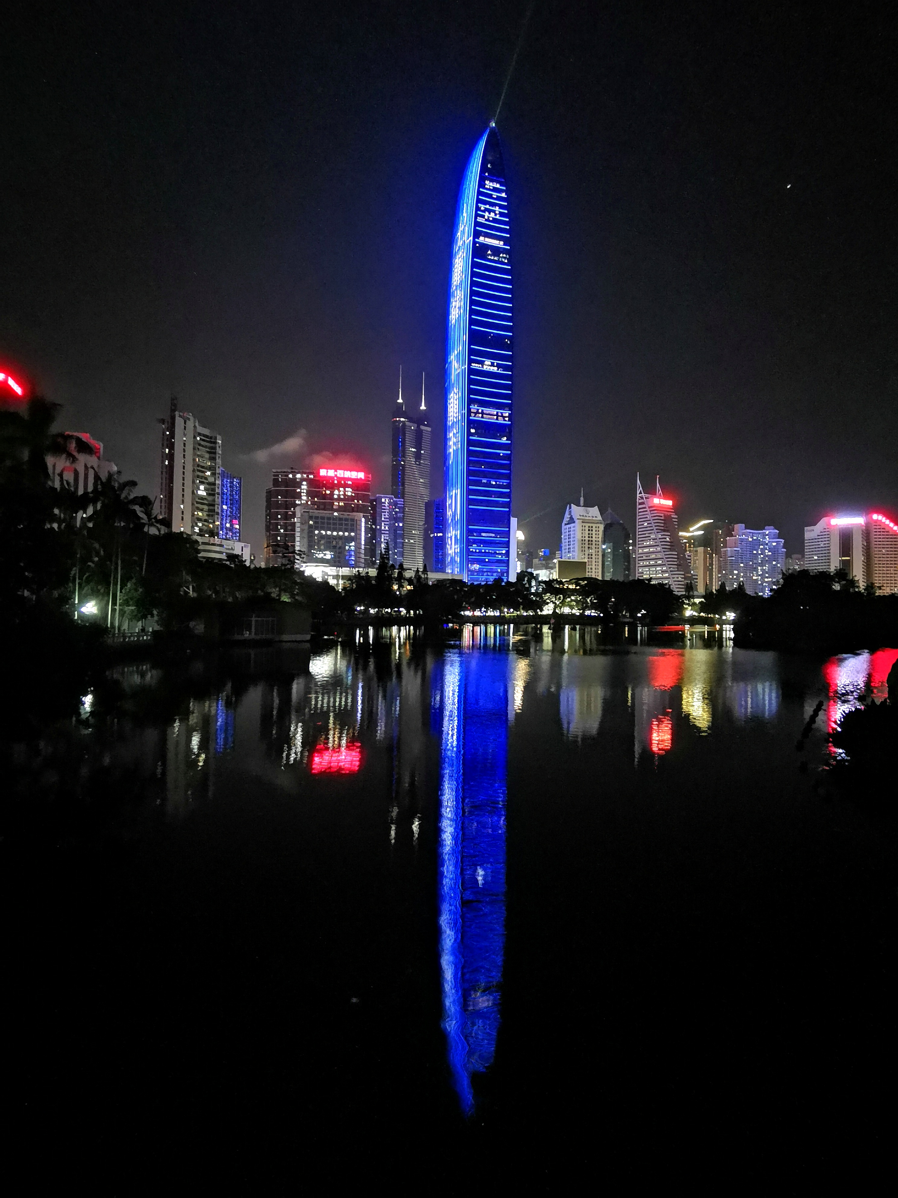 夜幕下的深圳,曾经的深圳一哥地王大厦衬托着现在的罗湖一哥京基100