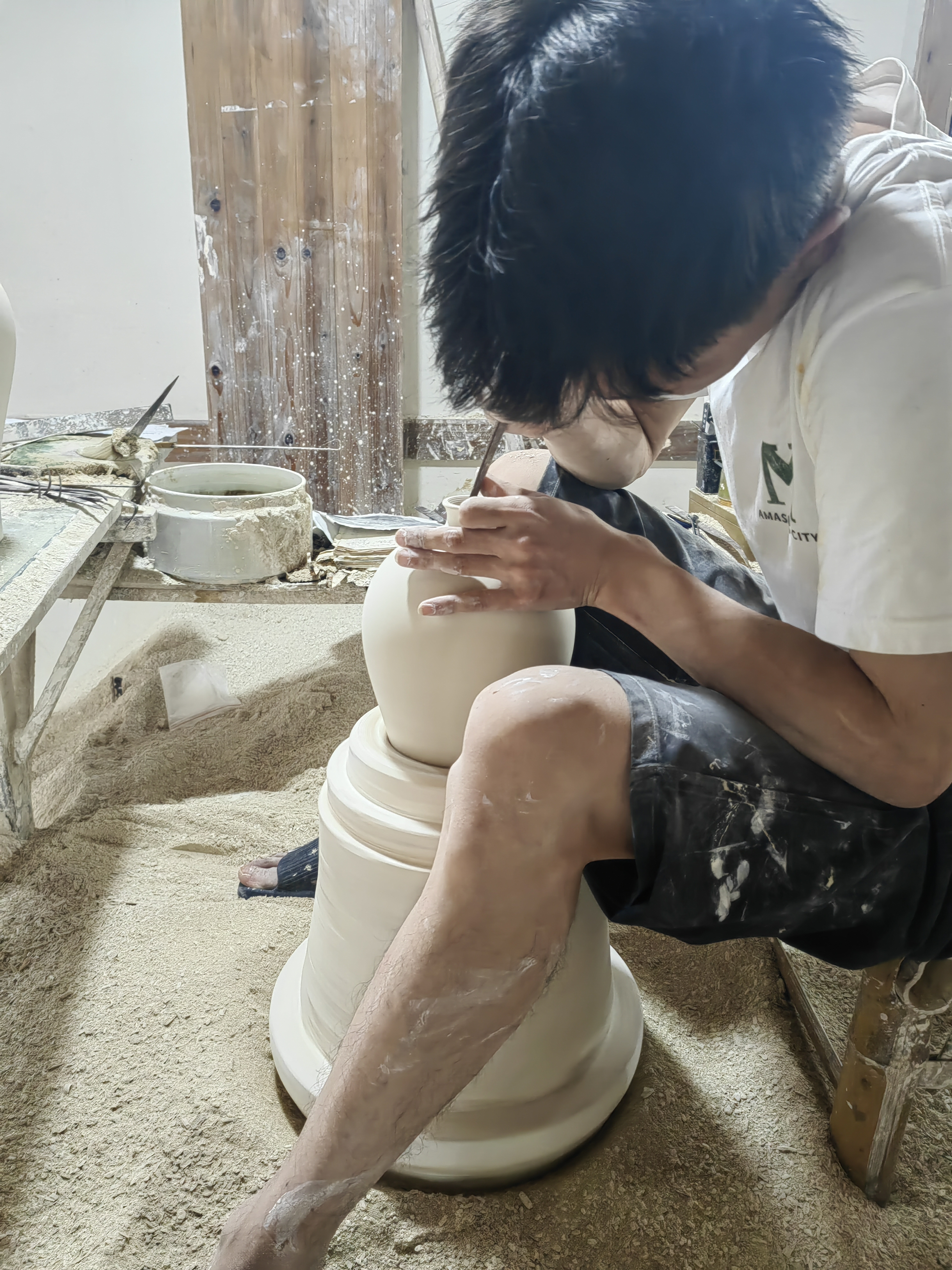 走近江西景德镇敬业的瓷器制作工匠们