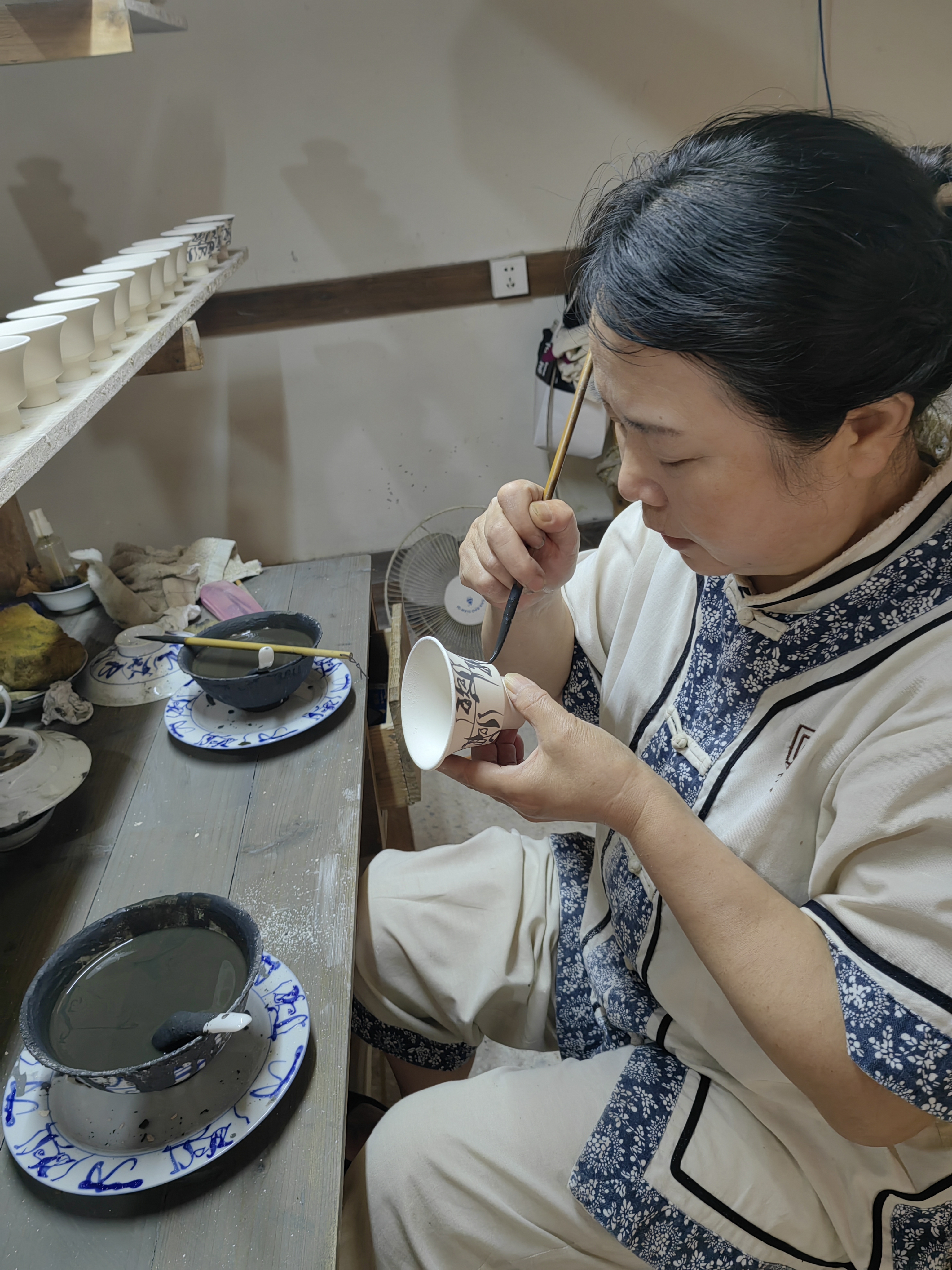 走近江西景德镇敬业的瓷器制作工匠们