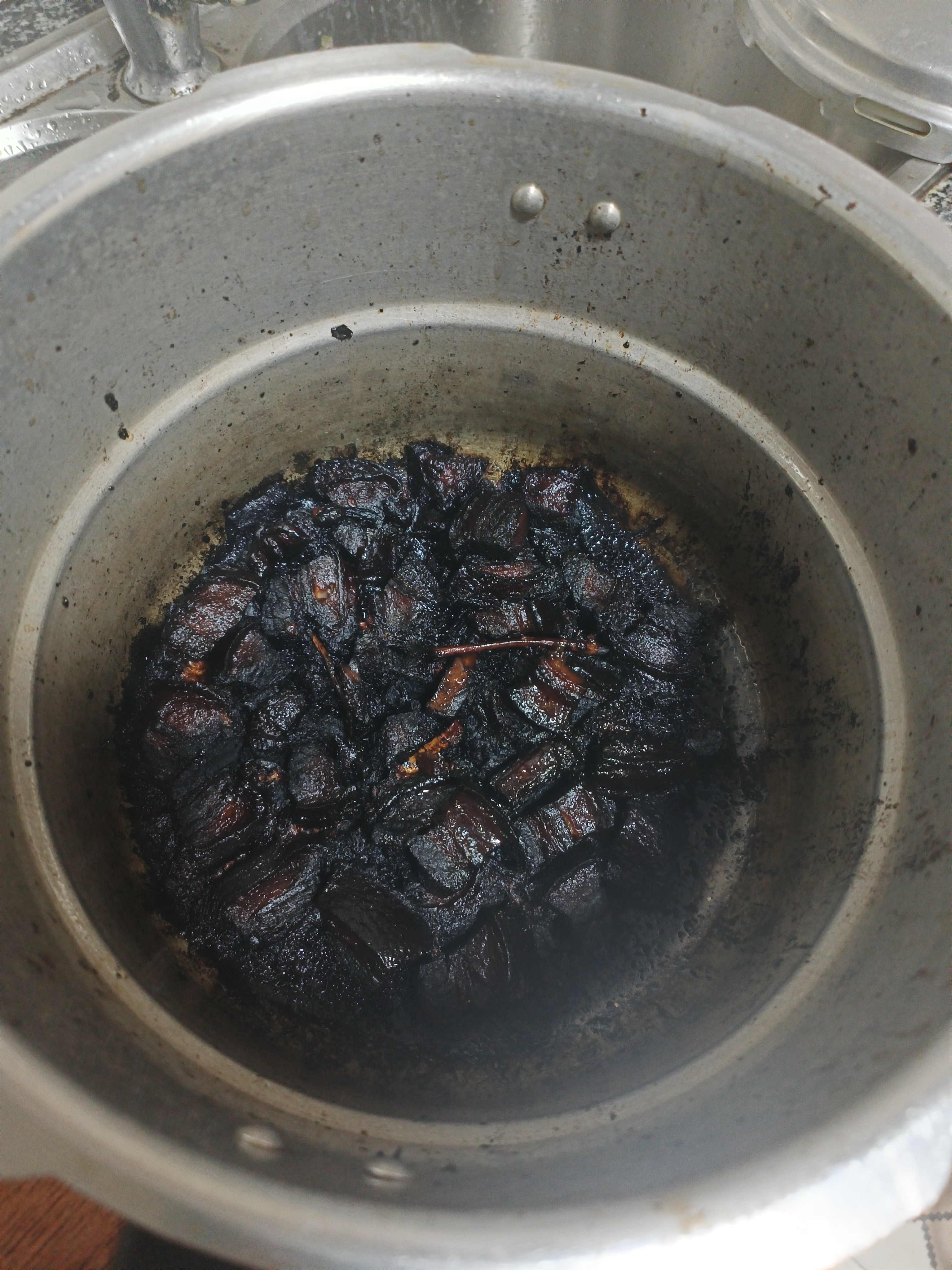 看吧,做的黑猪红烧肉,真的黑啊