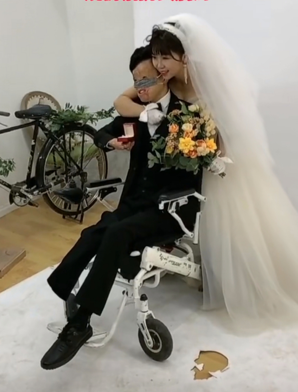 新娘不顾父母反对,毅然嫁给了烧伤消防员唐辉  他坐着轮椅,失去手臂