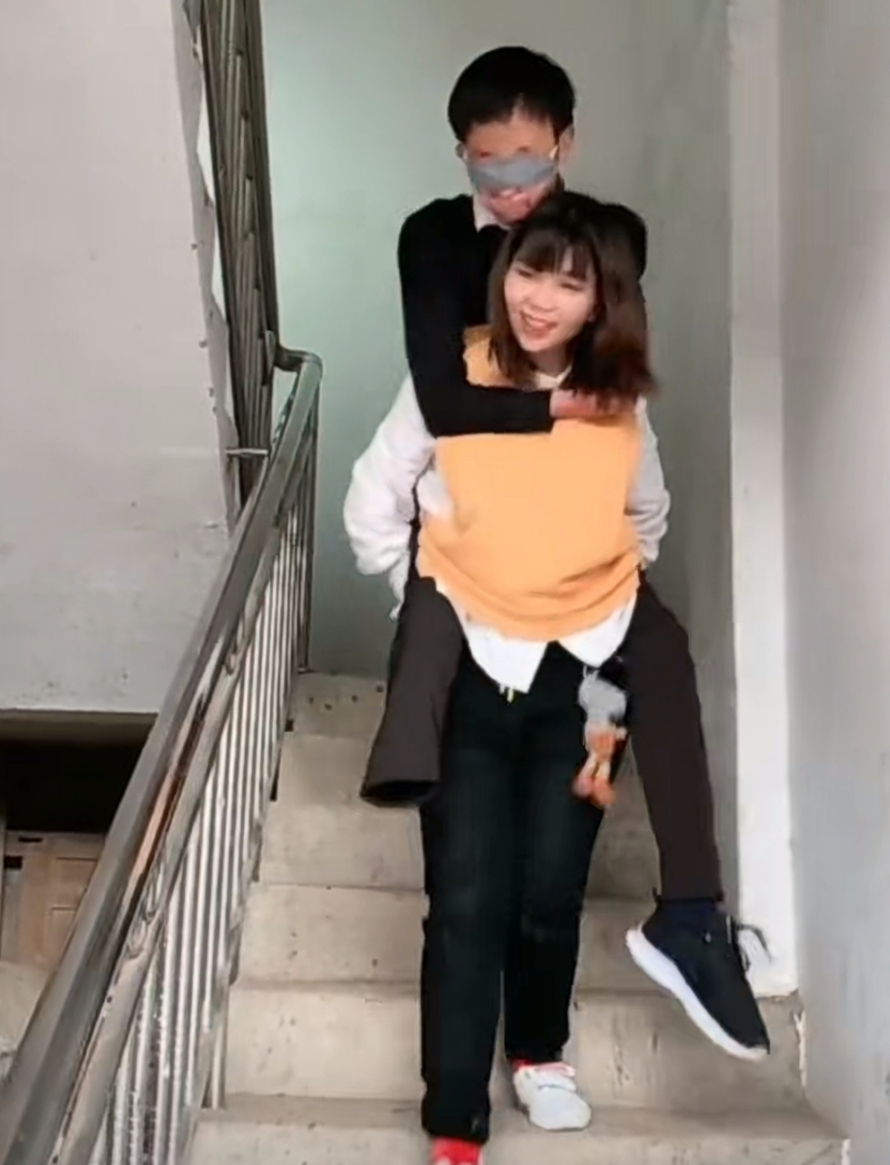 新娘不顾父母反对,毅然嫁给了烧伤消防员唐辉  他坐着轮椅,失去手臂