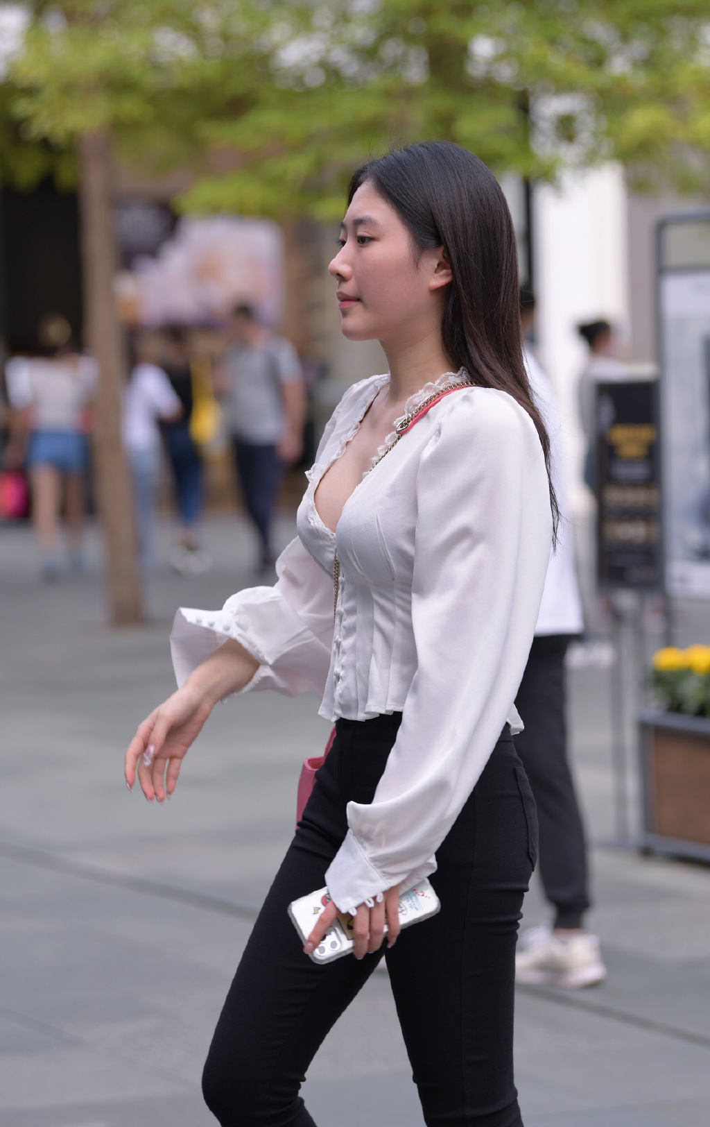 今天逛街偶遇一位气质小姐姐,这穿搭真是太有范儿了!