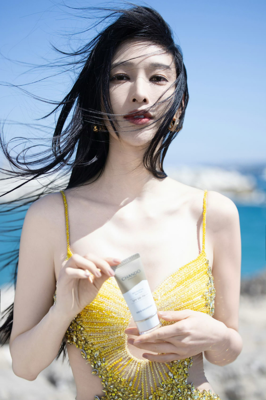 张俪海边代言照