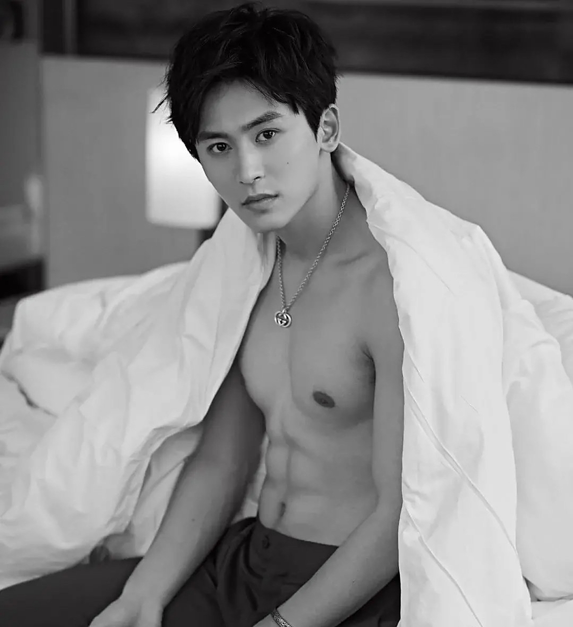 张哲瀚# 这腹肌[期待][期待][期待],不得不爱啊[期待]