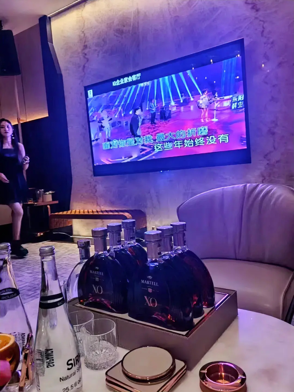 前段时间跟成都的一群夜场老板聚会,他们说了一个现象真是让人哭笑不