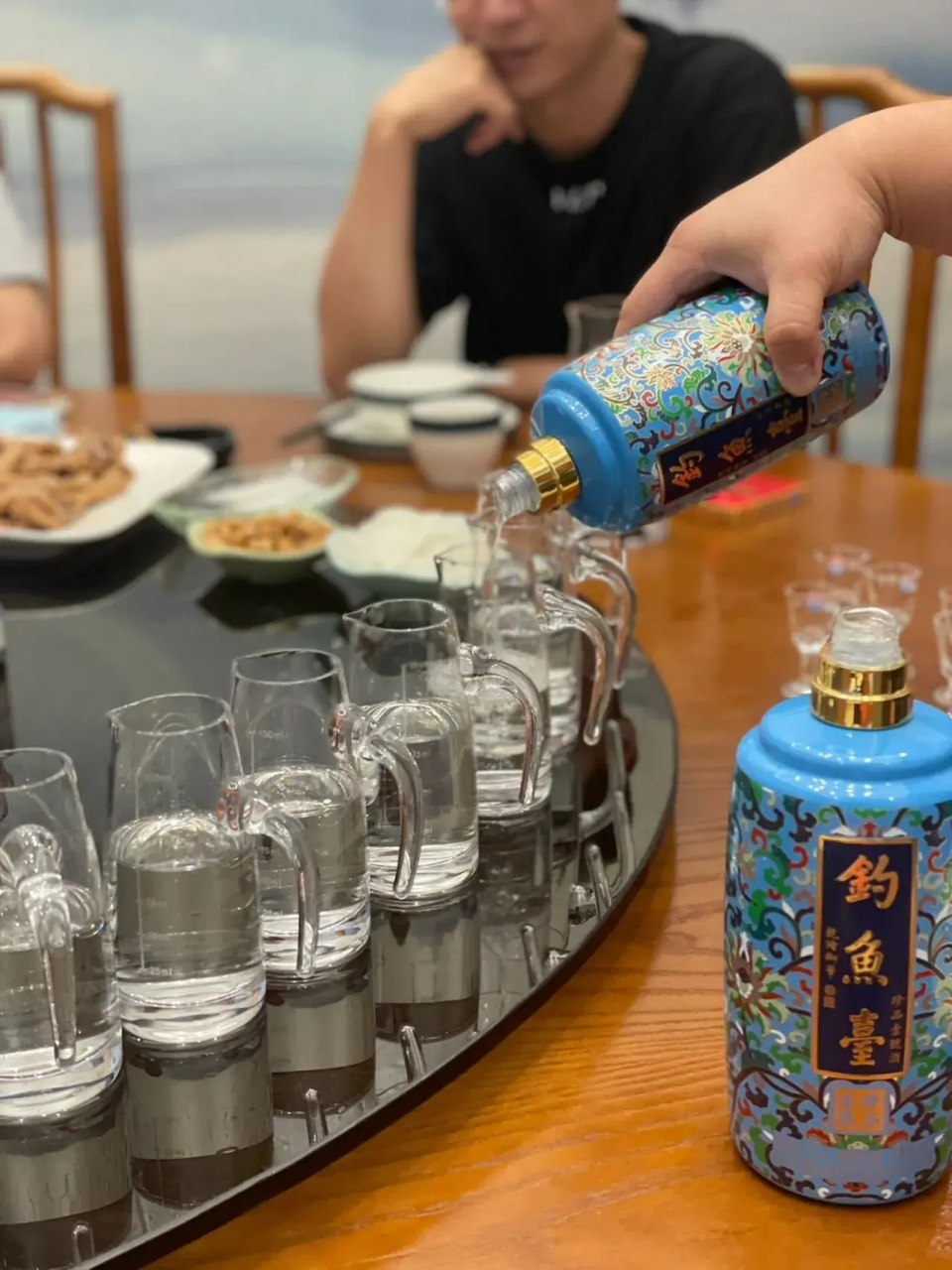 酒桌照片真实白酒图片