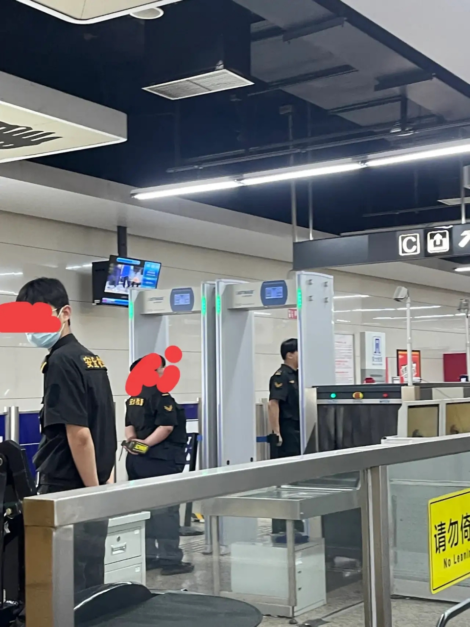 沈阳地铁安检非常到位,对乘坐地铁的旅客严格执行安检,对随身携带物品