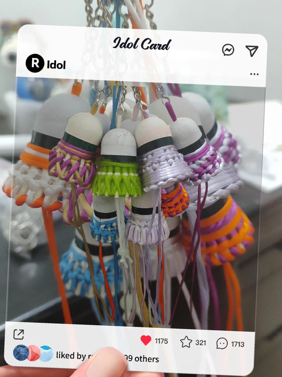 自己动手编了几个羽毛球挂件,没想到还挺好看的,颜色也很喜欢,看着