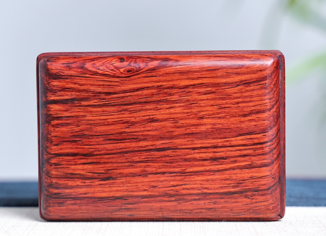 品名:抽拉首饰盒 材质:巴里黄檀(花枝) 尺寸:10*7*5 特点:巴里黄檀亦