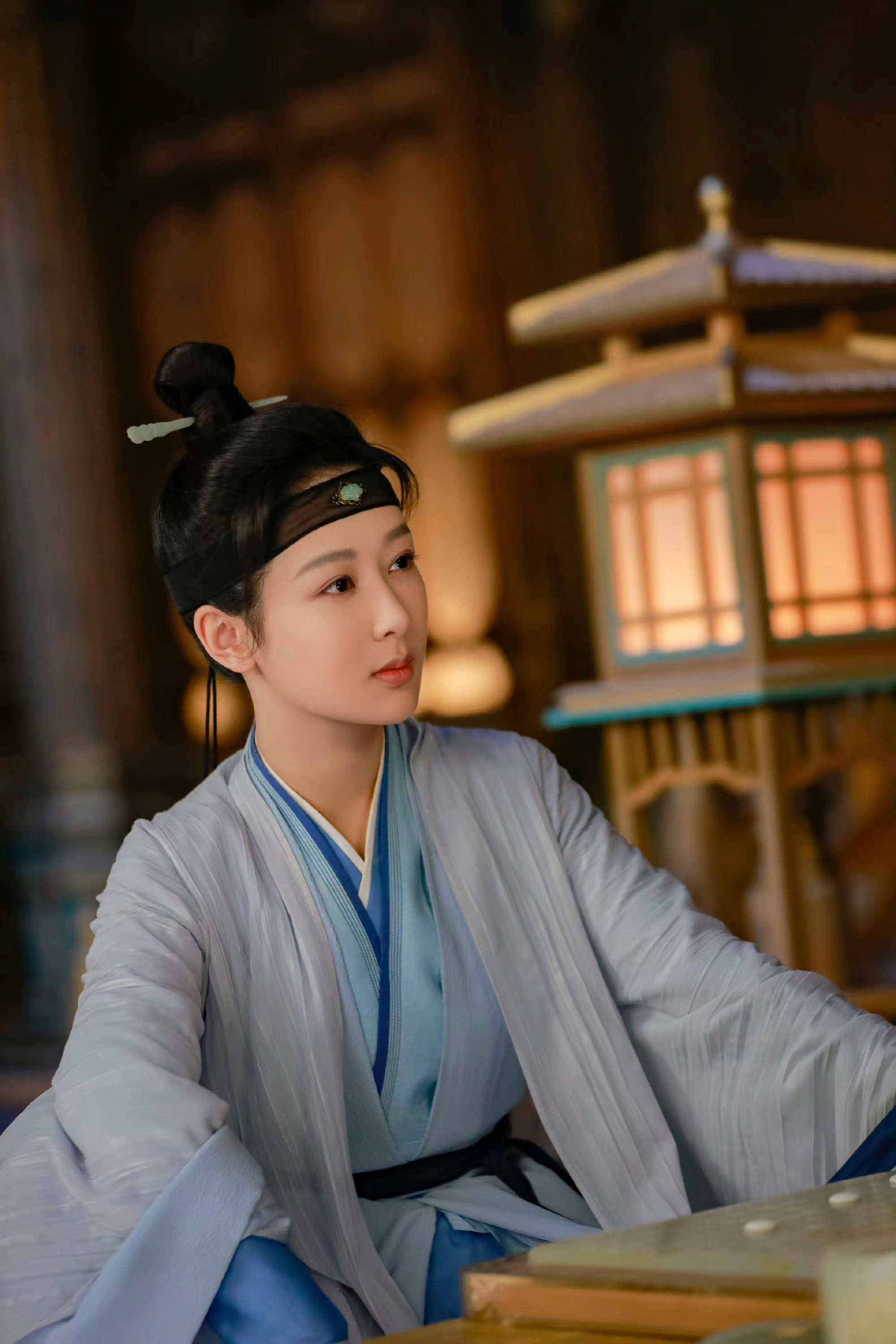 1,王子奇和梅宝莱他俩的确没关系.  2,侯明昊对别人的距离感比较强.