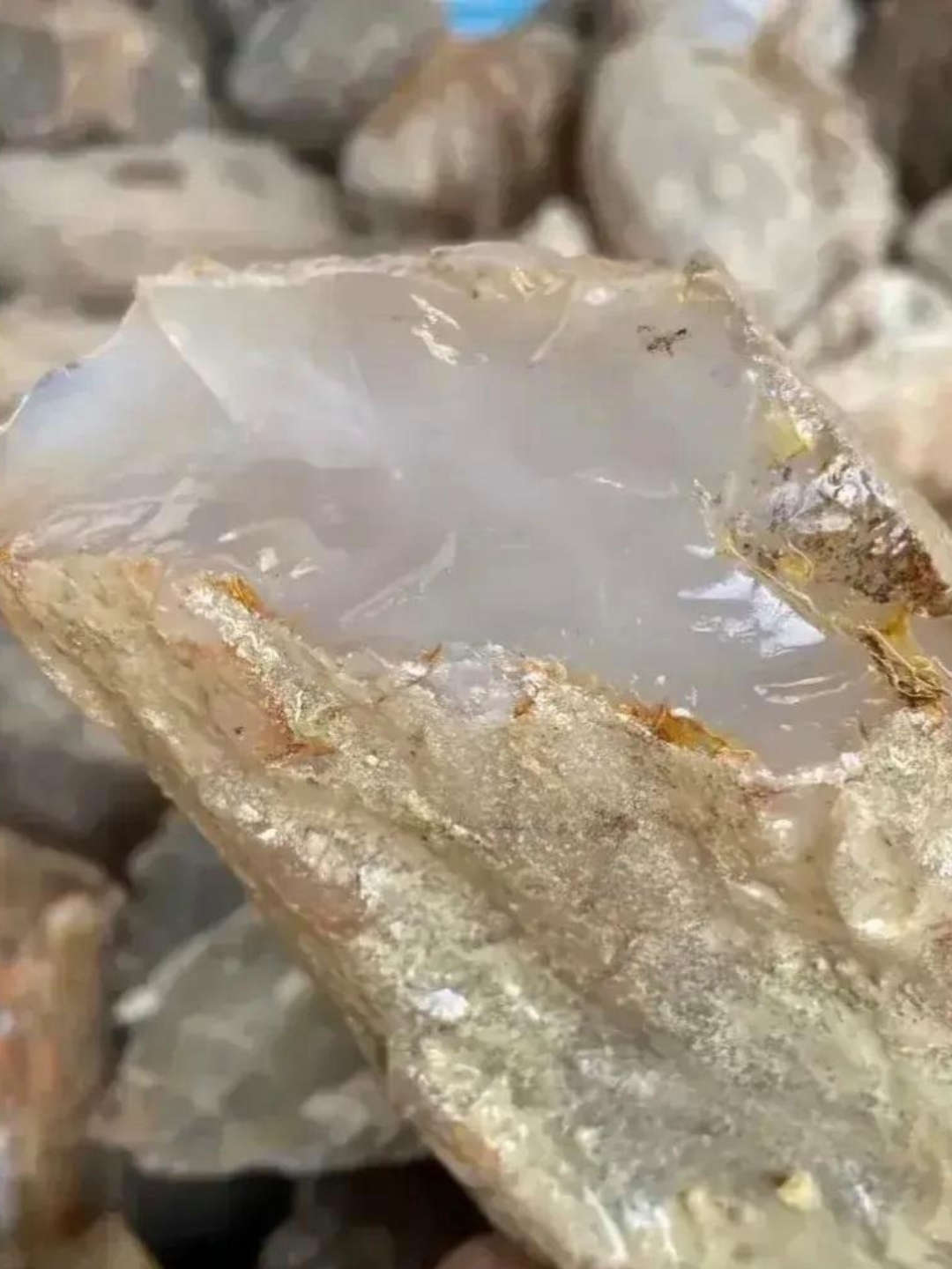 去海边遛弯,捡到这样一块石头,带着少许黄的边缘,粗糙不堪,石头的侧面