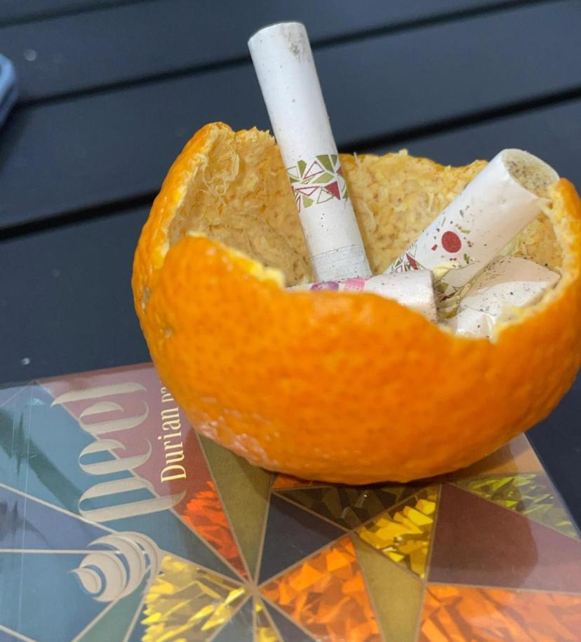 这抽烟的人什么办法都有啊,一个橘子皮都能成为烟灰缸