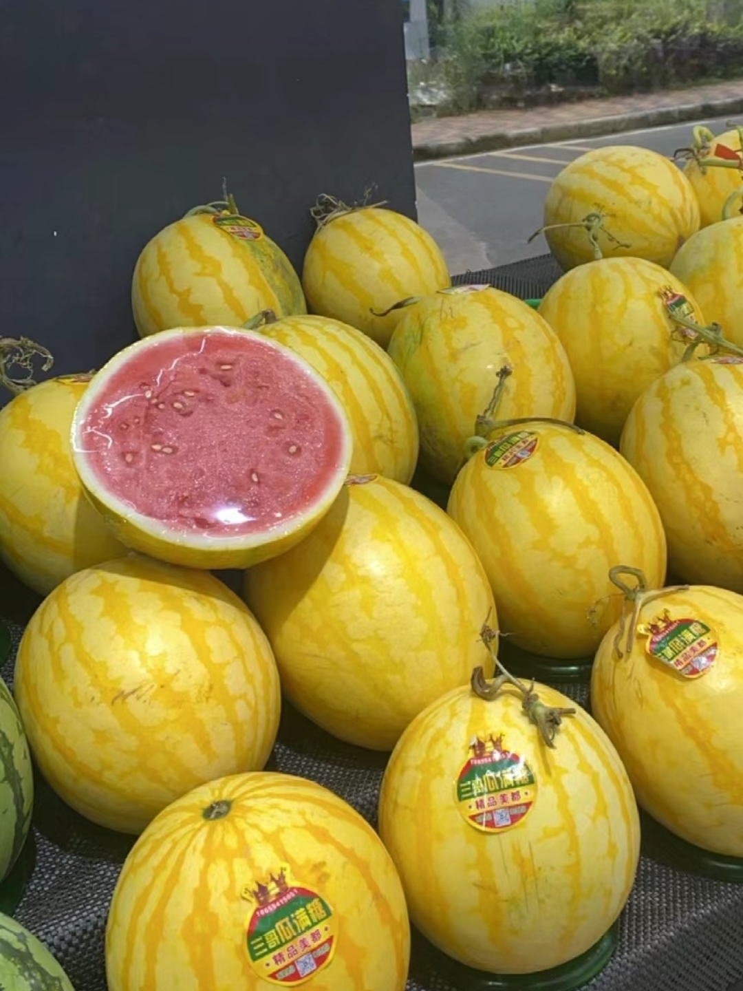 去逛早市看到的这黄皮西瓜,不敢去尝试,也不知道这黄皮瓜好吃不好吃
