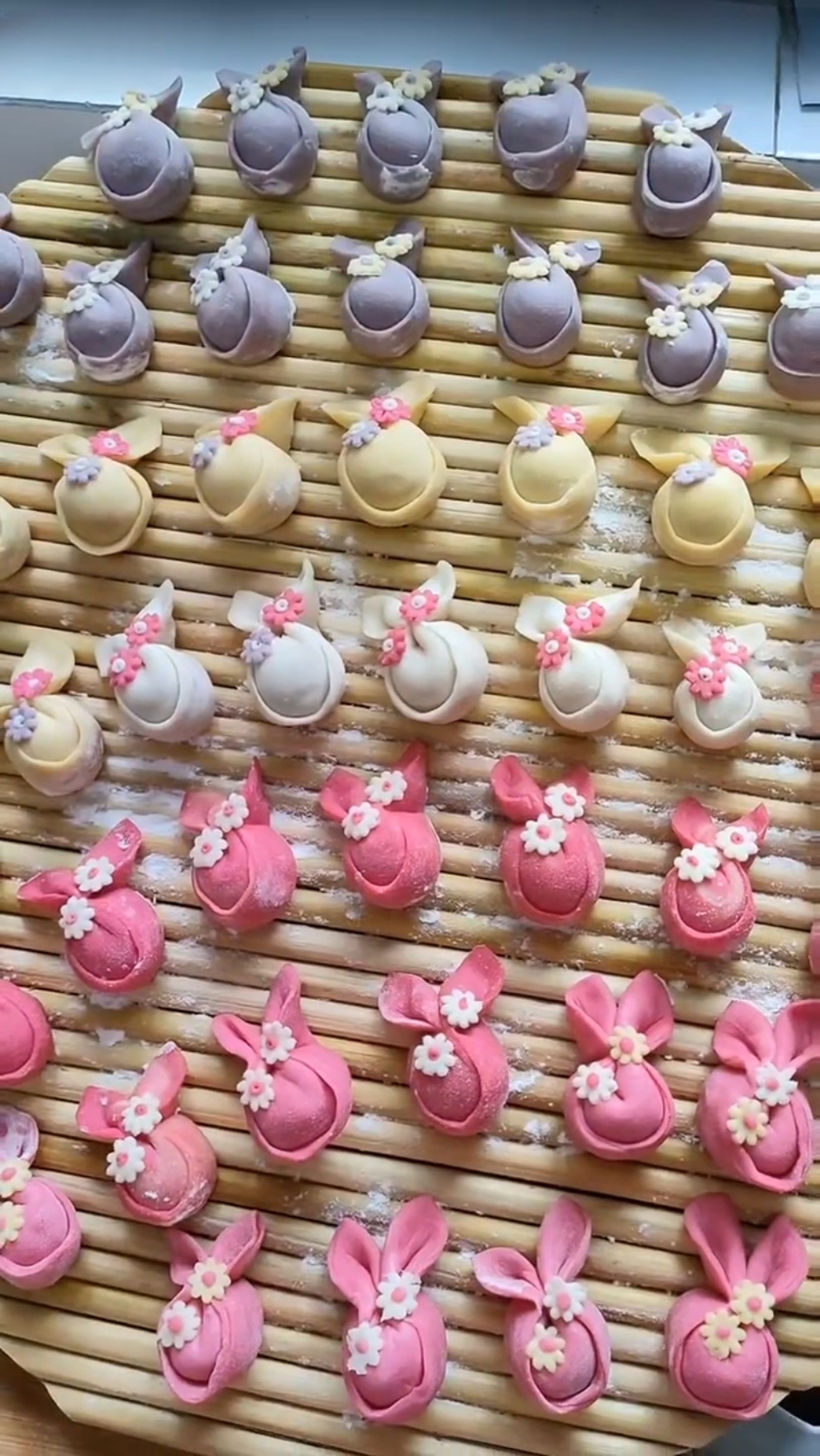 今中午包饺子,儿非要他自己包,说要包个小兔饺子,,这手艺比我强多了