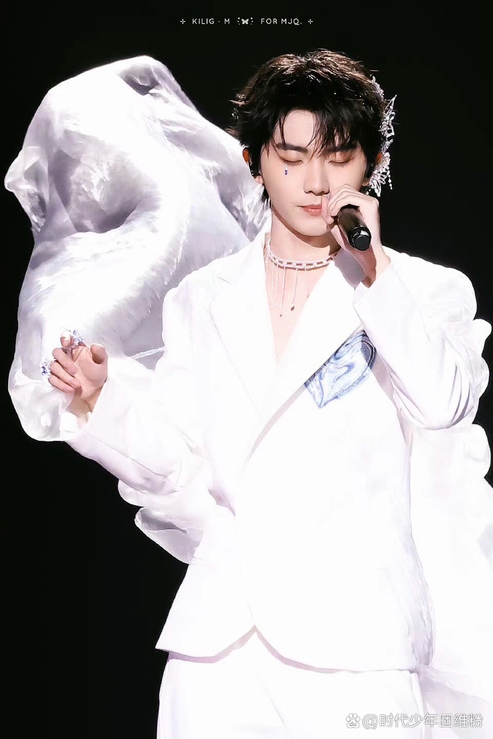 马嘉祺手拿仙女棒,笑容灿烂如夏花般绚烂.是谁家的马哥?让人这么着迷?