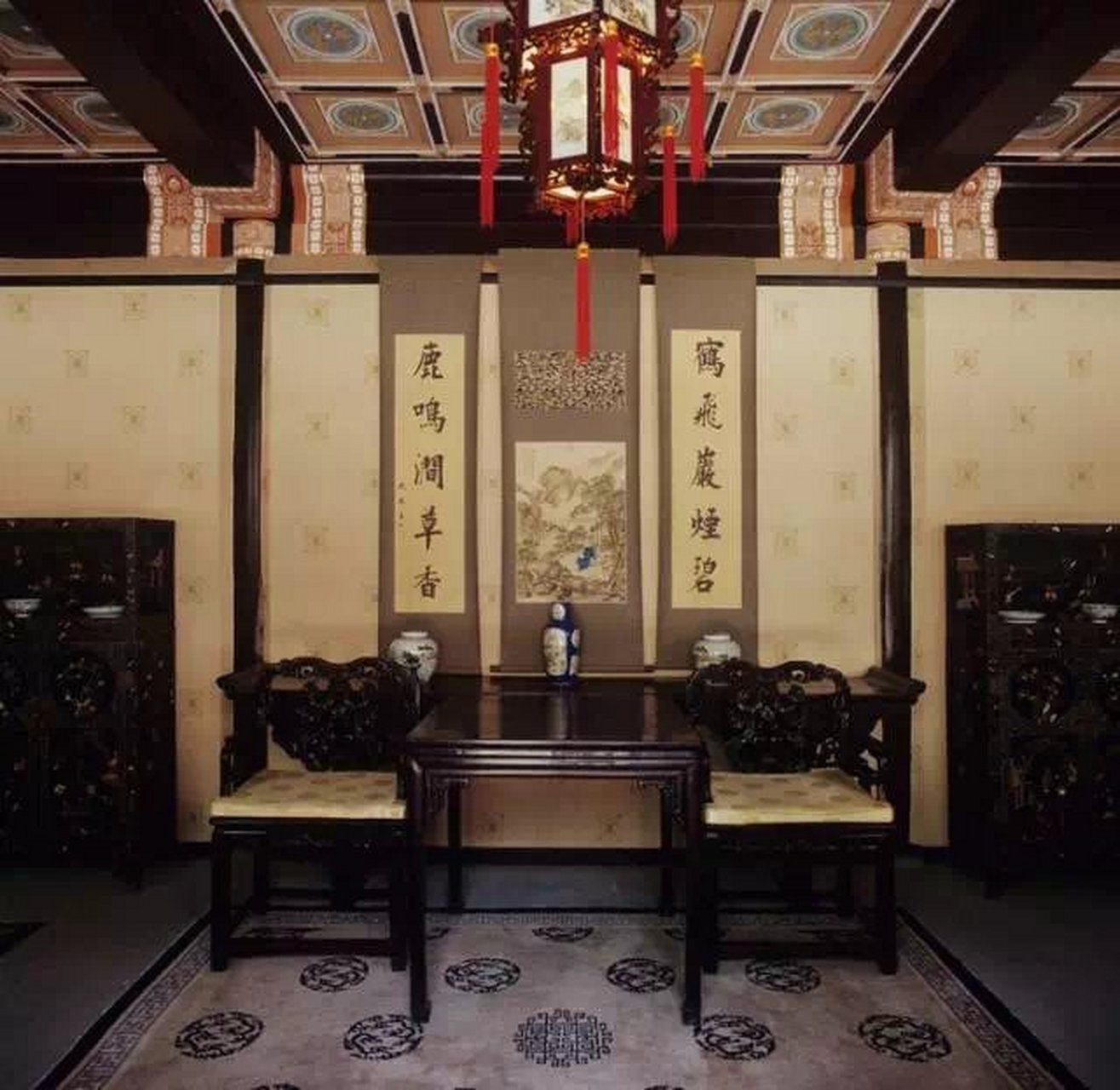 中国古代的客厅,称为厅堂 是会见宾朋,长幼教谕,喜庆活动的场所, 需镇