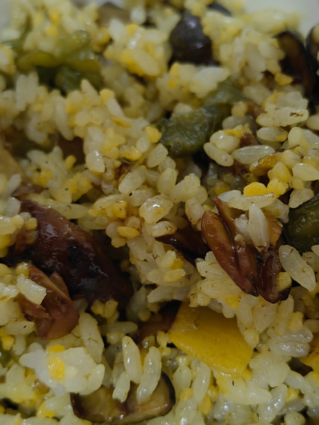 在云南什么菌子都被拿来炒饭吃,最经典的干巴菌炒饭不用说了,实际上用