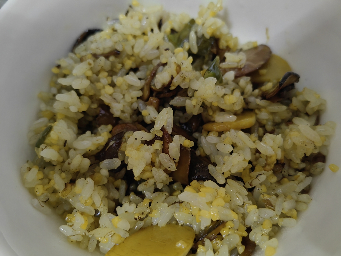 在云南什么菌子都被拿来炒饭吃,最经典的干巴菌炒饭不用说了,实际上用