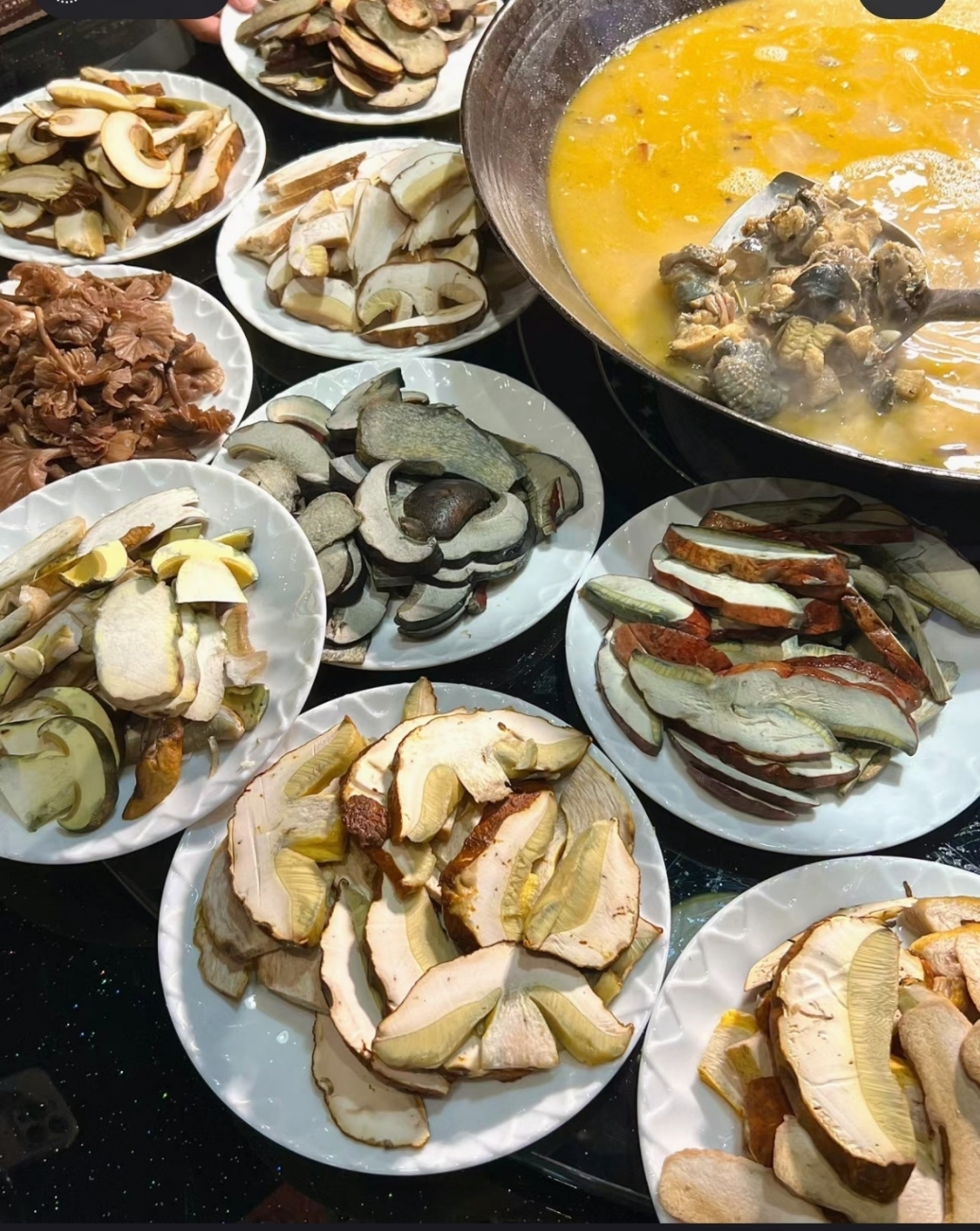 炖好的鸡汤里面,煮三十分钟,配上一碗糊辣椒蘸水,像这样的菌子火锅,真